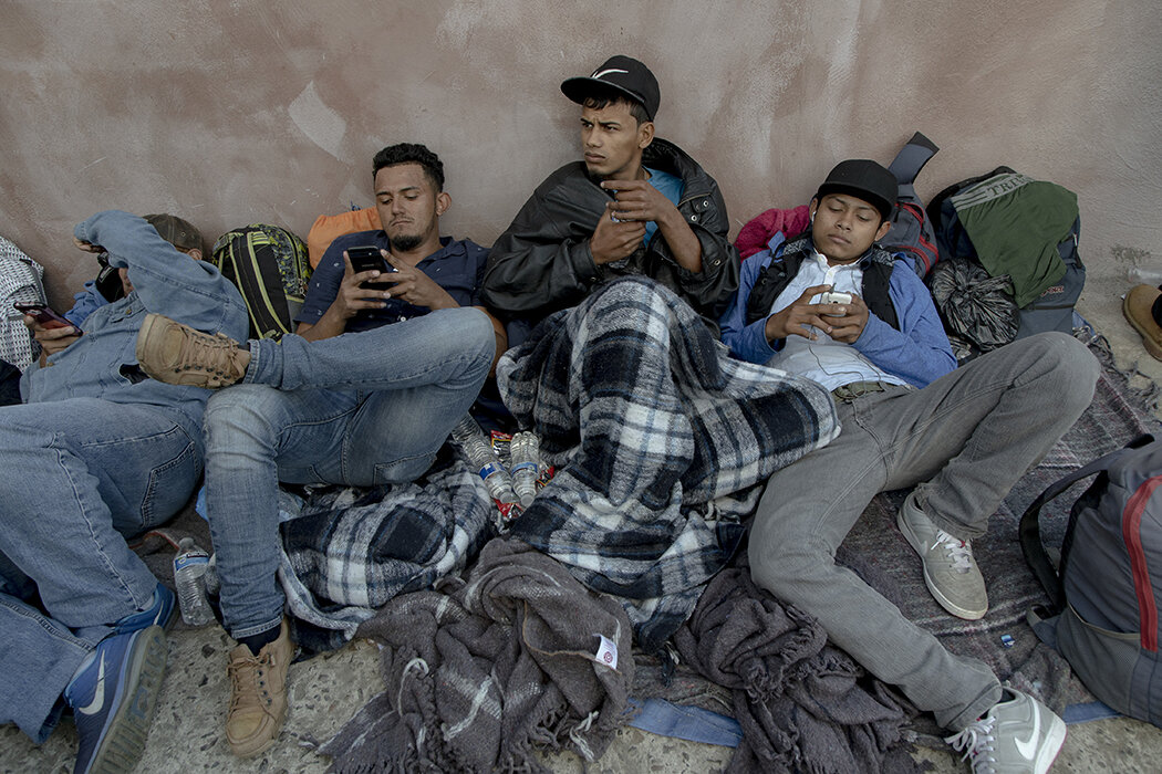 2018_11_28_TIJUANA_MIGRANTS_DAY1_SINGER_PHOTO_00343_2.jpg