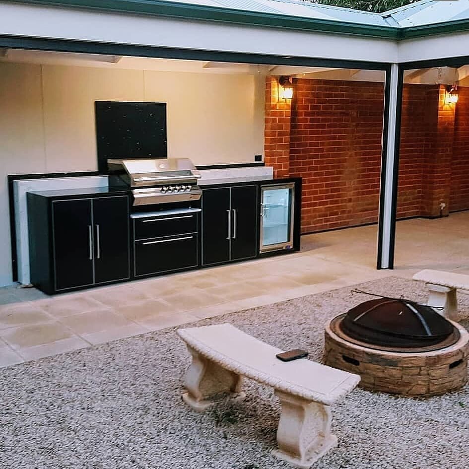 BBQs aren't just for the summer! 
Cold nights by the fire with the alfresco just a step away.. don't mind if I do 👌
Email us today at sales@invokestone.com for your quote!