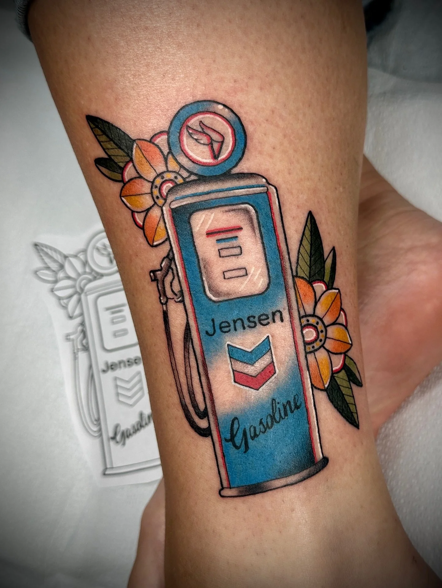 Am trad memorial piece for Laura! #americantraditionaltattoo #retrotattoo #vintagetattoo #lacunastudios
