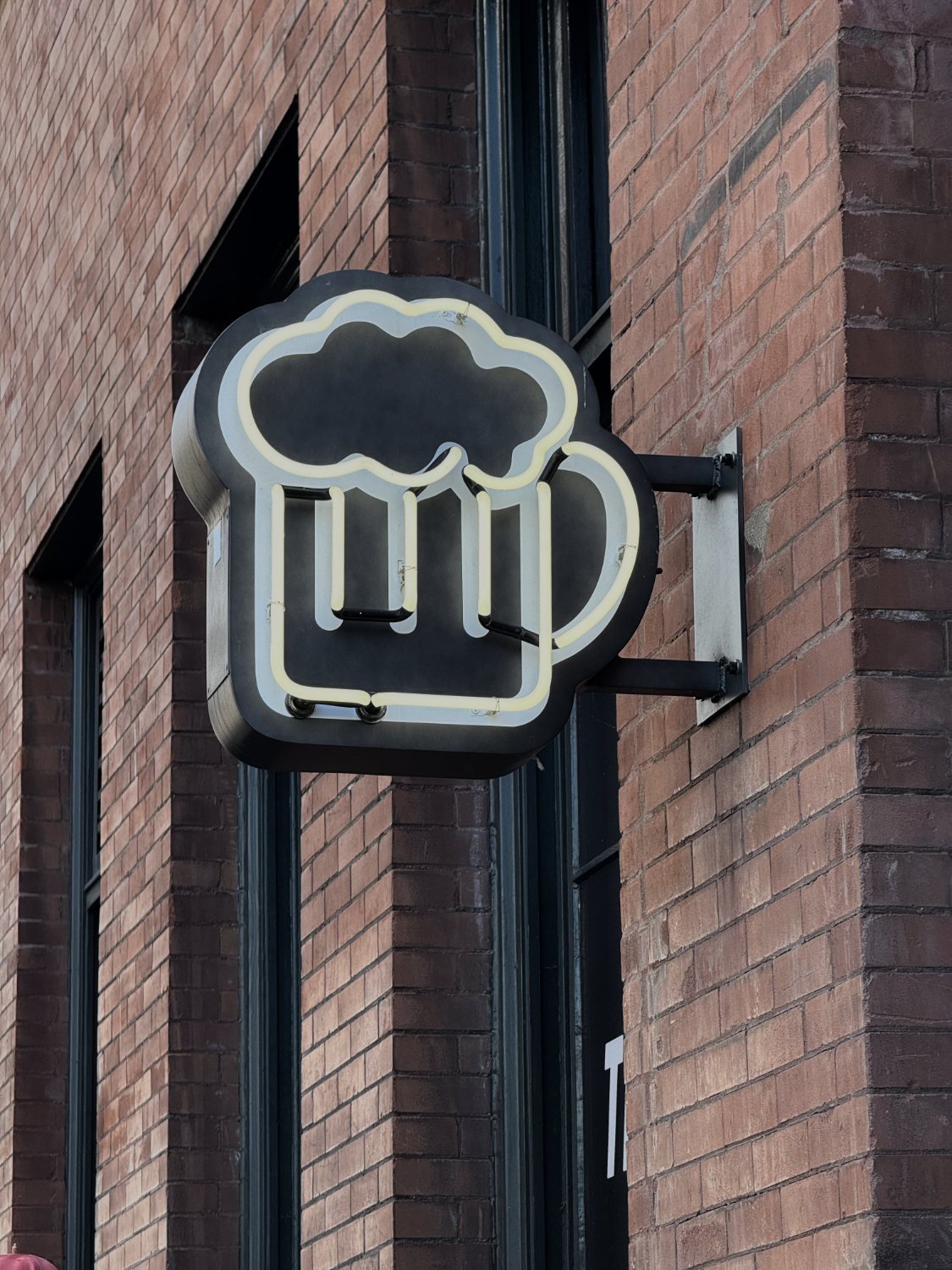 The Hall Neon Stein