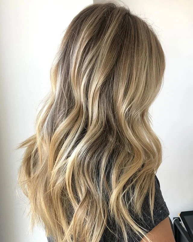 This blonde @juliahomard using @redken #blonde #wavyhair #seamlesscolor