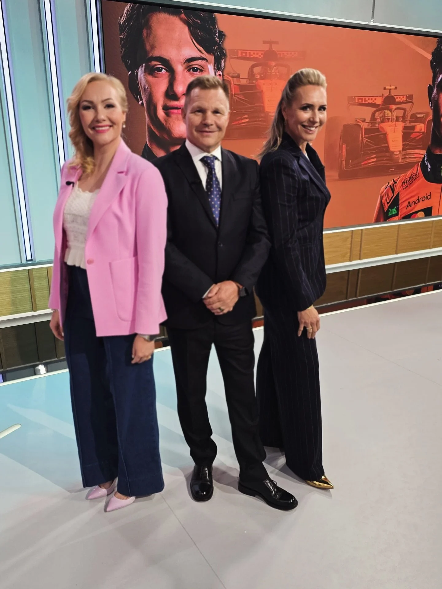 F1 studio weekend in the books 🏁🍾&hearts;️

Thank you @mikasaloofficial @emmakimilainen and the whole @viaplayurheilu team 🫶

16/24 ✅

Muah @miraaalto 
Sunday suit @andiataofficial 
Saturday softnes @originalstoryofficial