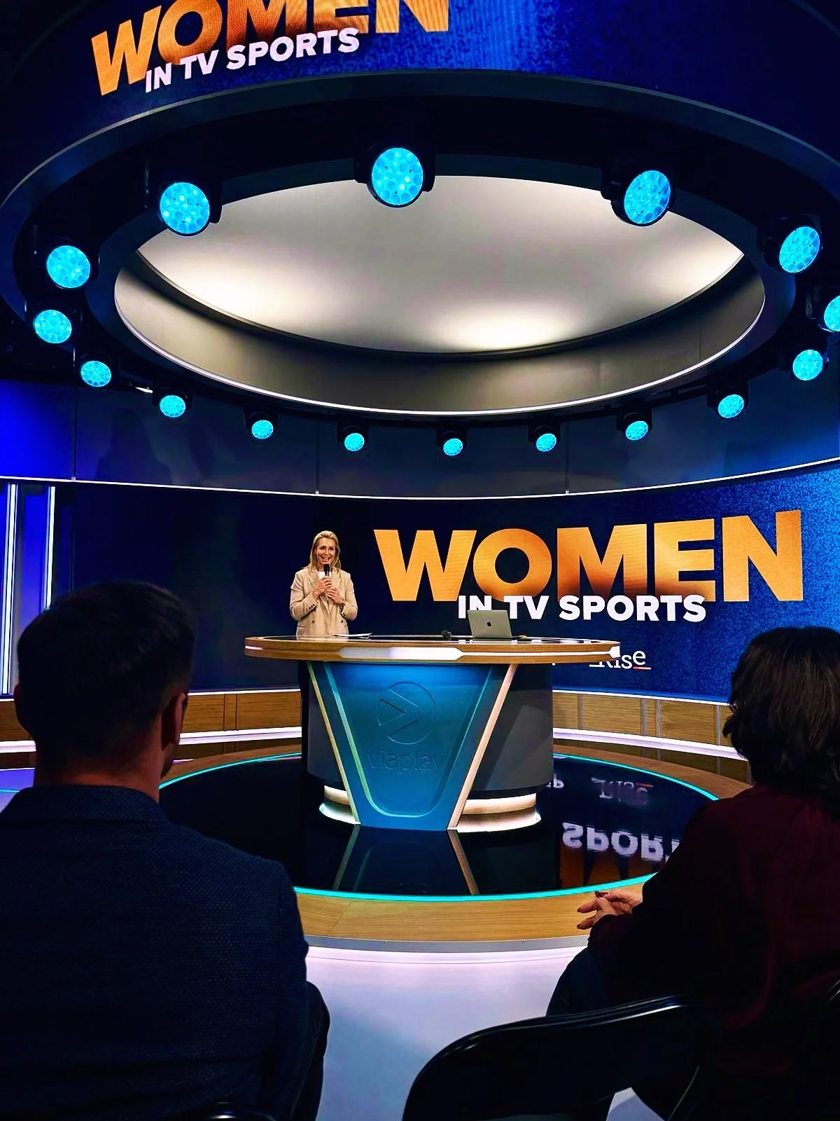 Women in TV Sport 🧡💙

Miten upea ilta eilen uskomattomien hienojen kollegoiden kanssa. Upeita naisia eri kanavilta, joita yhdist&auml;&auml; intohimo ja valtavan kova ammattitaito TV-urheilun parissa eri rooleissa. T&auml;llaiset tapahtumat ovat ai