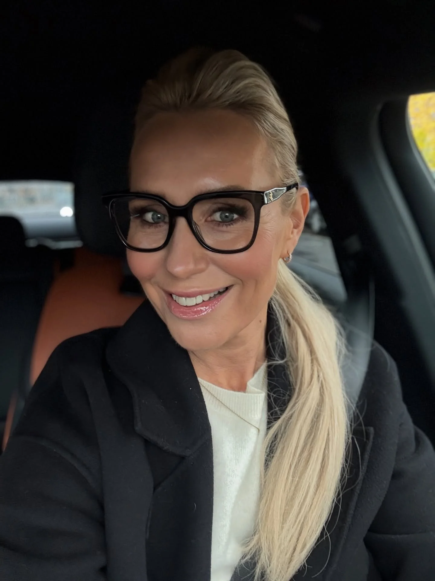 Some pictures of the last week of October 🧡

N&auml;ist&auml; ensimm&auml;isen kuvan laseista tuli ihan mielett&ouml;m&auml;sti kyselyit&auml;. Ne ovat Jimmy Choot. Ajamiseen modatut lasit @instrumentarium ista.