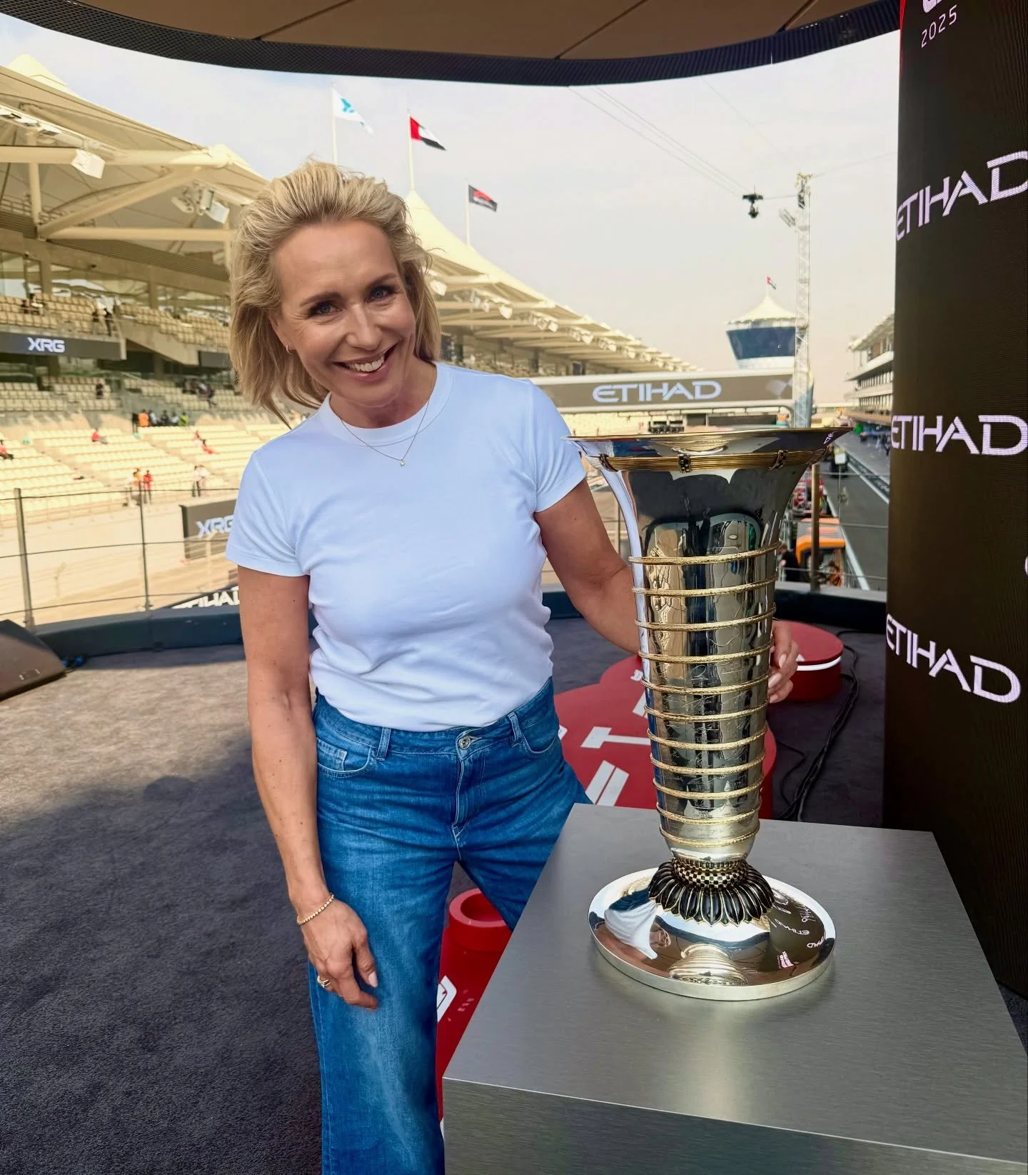 Huomenna taistellaan maailmanmestaruudesta ja t&auml;st&auml; pokaalista 🏆✨🍾🏁

Lando Norris 408
Max Verstappen 396
Oscar Piastri 392 

@viaplayurheilu klo 15:00 studio klo 13:30
Let&rsquo;s Go 🔥