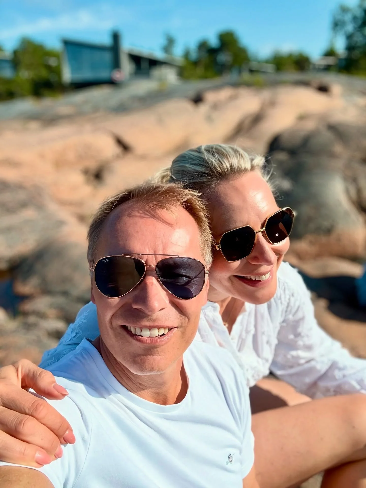 Hyv&auml;&auml; h&auml;&auml;p&auml;iv&auml;&auml; rakas &hearts;️ 

Moni kysyy, mik&auml; on pitk&auml;n suhteen salaisuus. Uskon, ettei ole olemassa yht&auml; oikeaa tapaa el&auml;&auml; parisuhteessa, mutta mielest&auml;ni meid&auml;n liima on toi