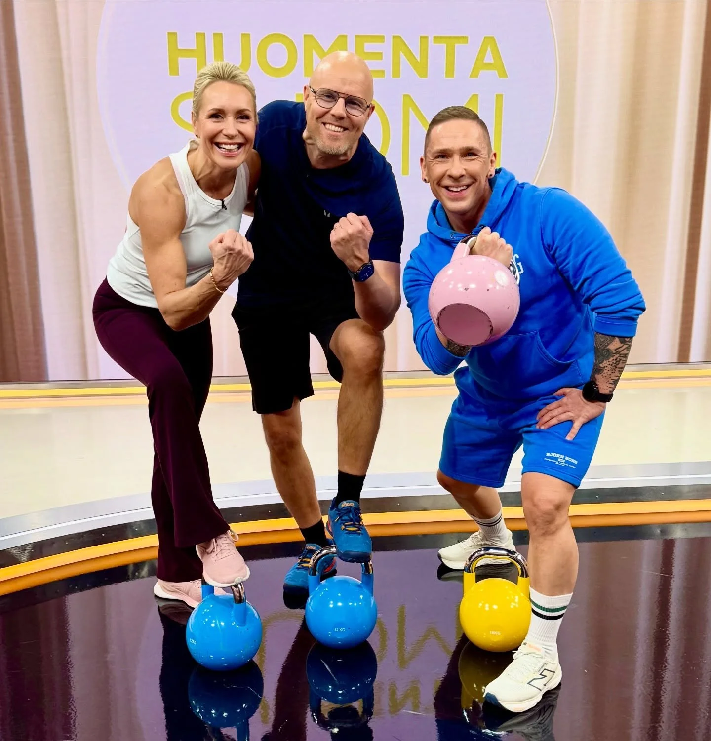Aamutreeni Huomenta Suomessa 💪🏋️&zwj;♀️ w/ @ptjarisorsa @linnanahde 

Puhuttiin my&ouml;s uudesta Hengaillaan-pestist&auml; ja tulevasta F1-kaudesta 🏁 Akin ja @teresamerilainen kanssa. Hauskoja muistoja my&ouml;s uran alusta ja ihana yll&auml;tys 
