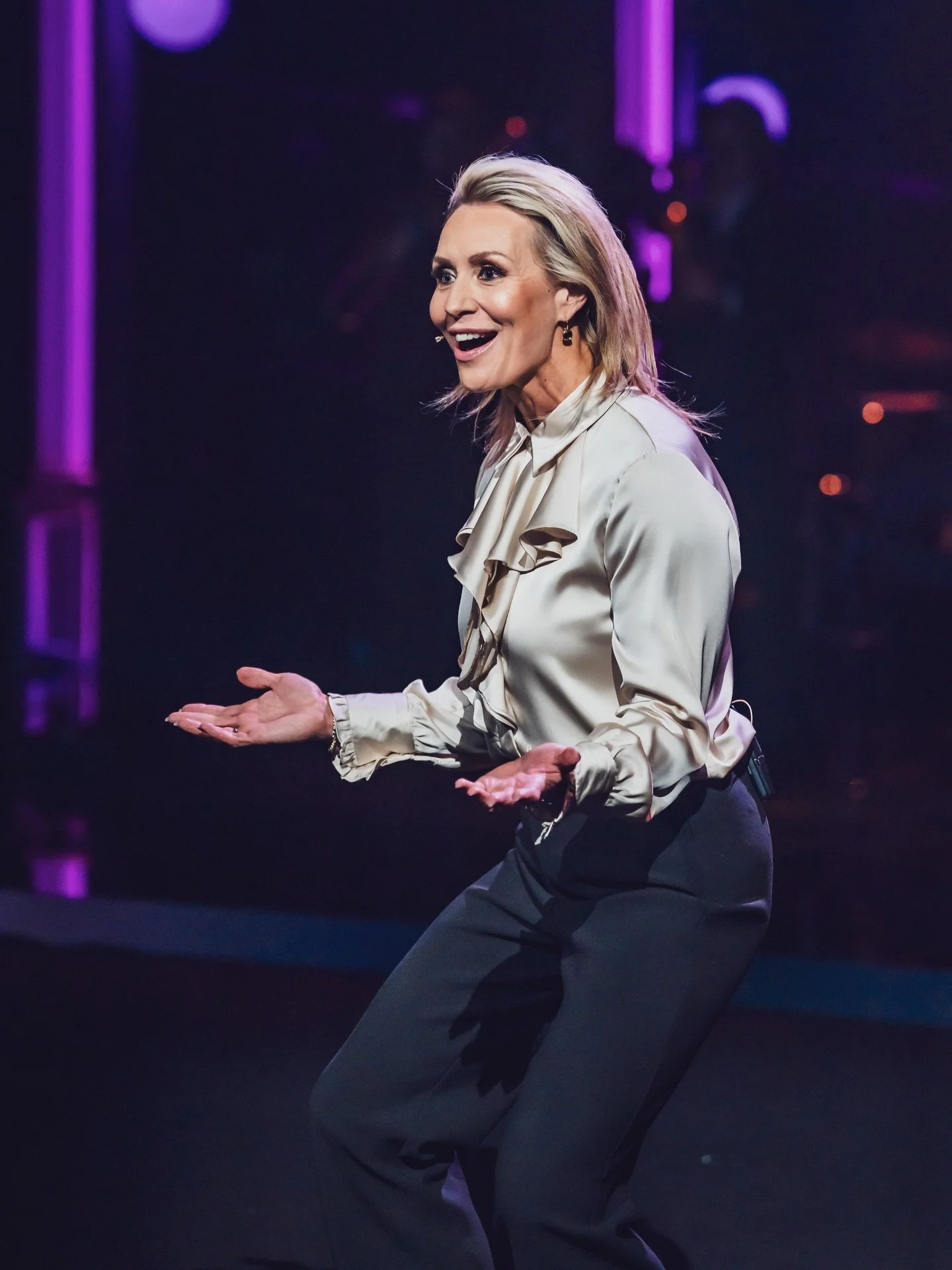 Wau mik&auml; ilta eilen Tohlopissa 🚂 🥳

Olen niin kiitollinen, ett&auml; saan tehd&auml; t&auml;t&auml; ohjelmaa aivan j&auml;&auml;t&auml;v&auml;n kovien ammattilaisten kanssa 🙏

Kolmannen alkuer&auml;n kilpailijoina n&auml;htiin Taajamajunassa 