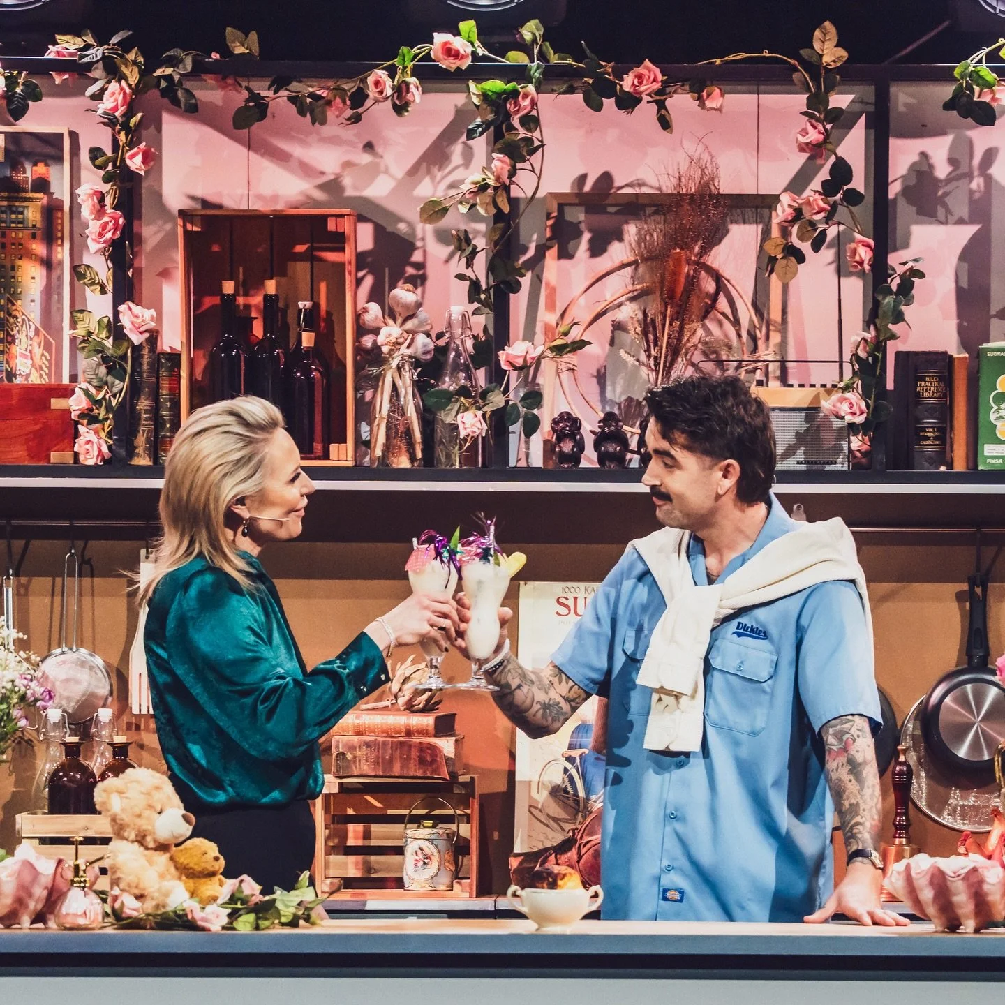 Sk&aring;l🍹

Niin hieno toinen semifinaali eilen Tohlopissa! Ensi viikonlopun finaaliin eteniv&auml;t kovaa tiet&auml;myst&auml; j&auml;lleen osoittaneet @tuomaskyro ja Janne Saarikivi.

@leeaklemola ja @kaarinahazard rakastan teid&auml;n asennetta 