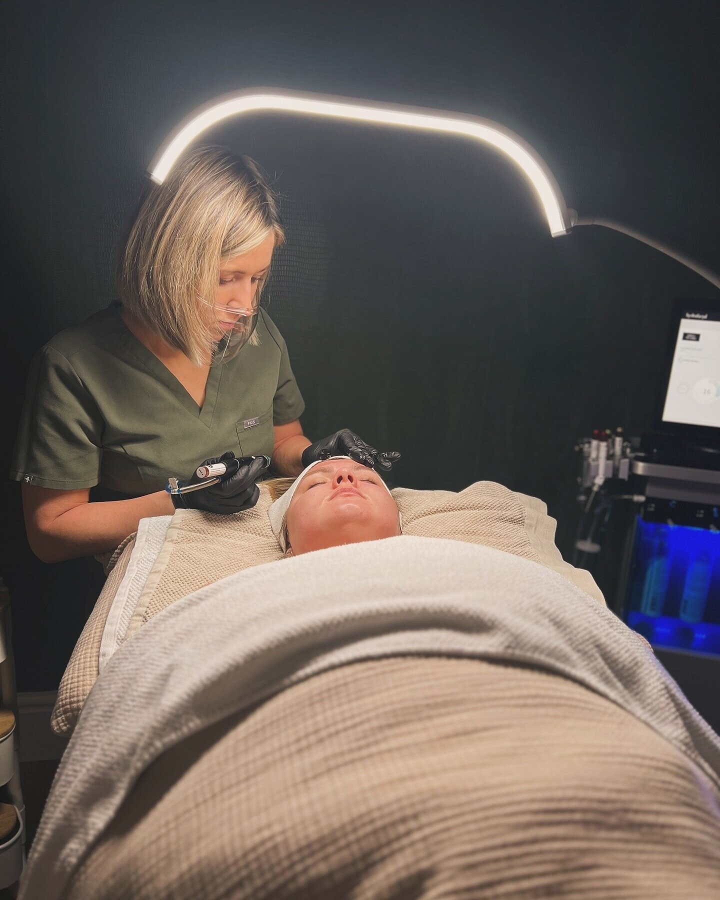 When Your getting your bestie wedding ready 💒 

Hydrafacial prep In full swing for this beauty. 
Working on the best skin possible for her big day In June. 

Monthly hydrafacial&rsquo;s with a full dmk home care  routine
are the one. 

#hydrafacial 