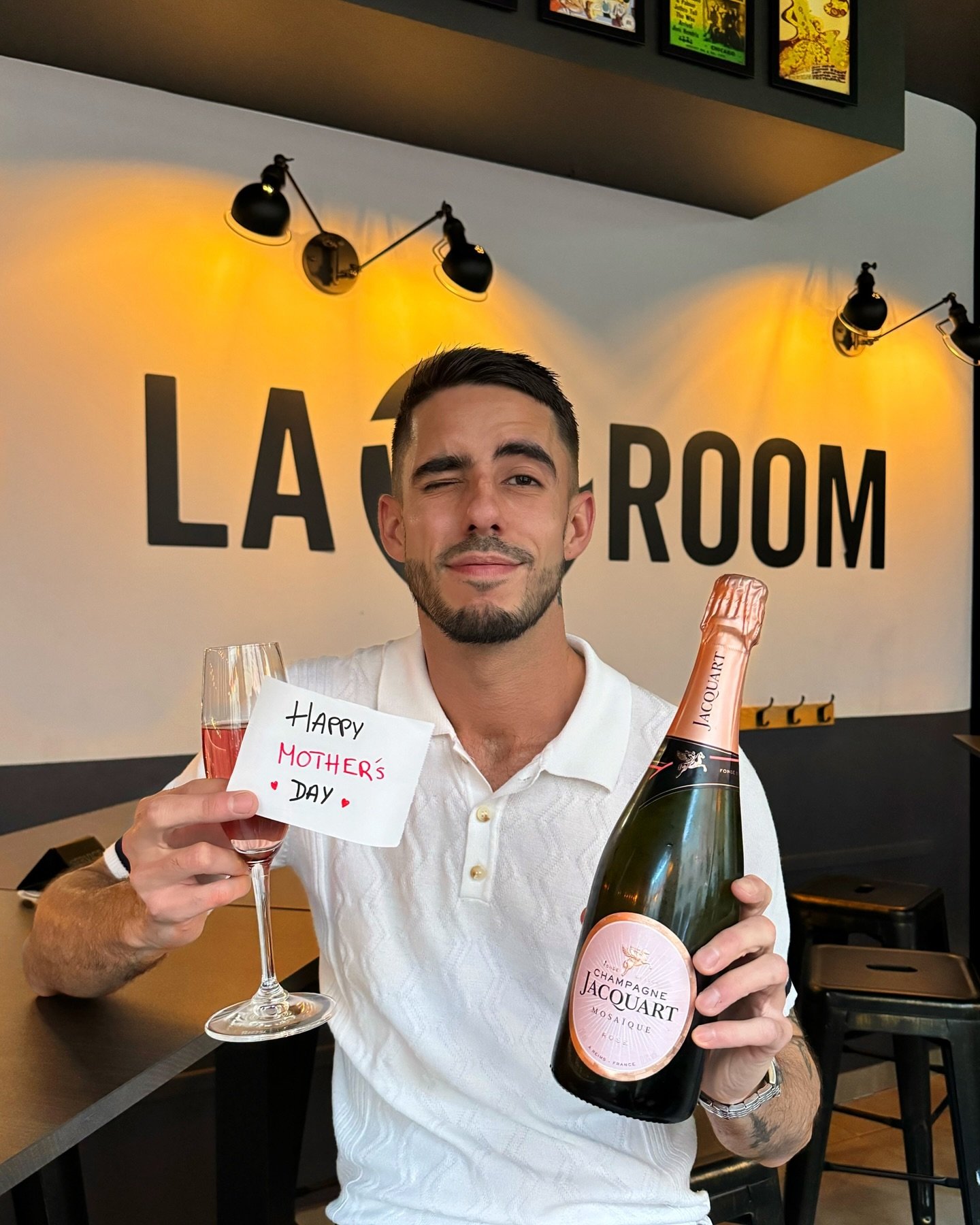 The taproom team wish a marvellous Mother&rsquo;s Day for all mummy&rsquo;s❤️🌹

For the occasion we got ros&eacute; champagne, if you don&rsquo;t know what to do, bring your mum at La taproom to celebrate with bubbly love 🫧💘

📍Rue des Grottes 13,