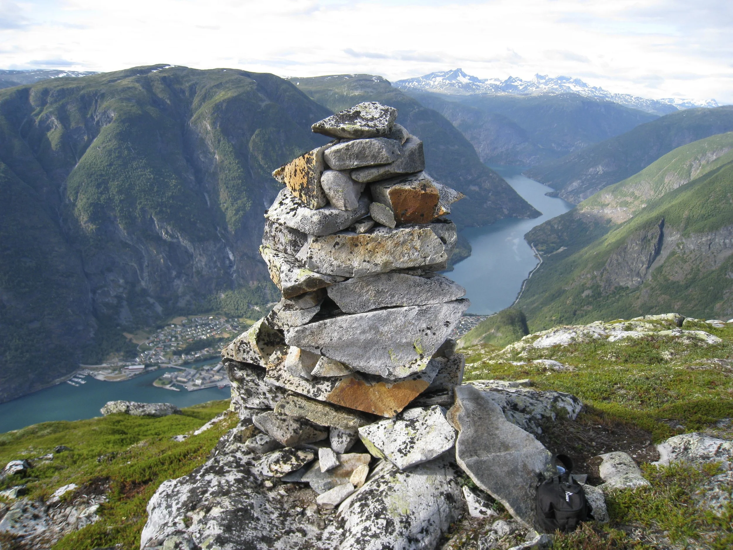 Middagshaugen frå Årdalstangen