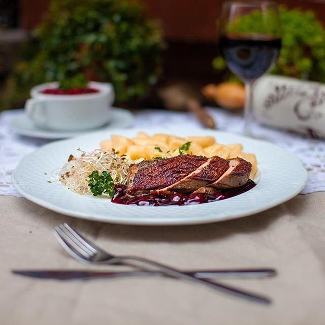 🇬🇧 We are so glad that you came back and we see your positive feedback again on @tripadvisor! Thank you and please remember that with us you will taste the real delicacies of Polish cuisine like this duck breast in cherry sauce in the photo. Yum! .