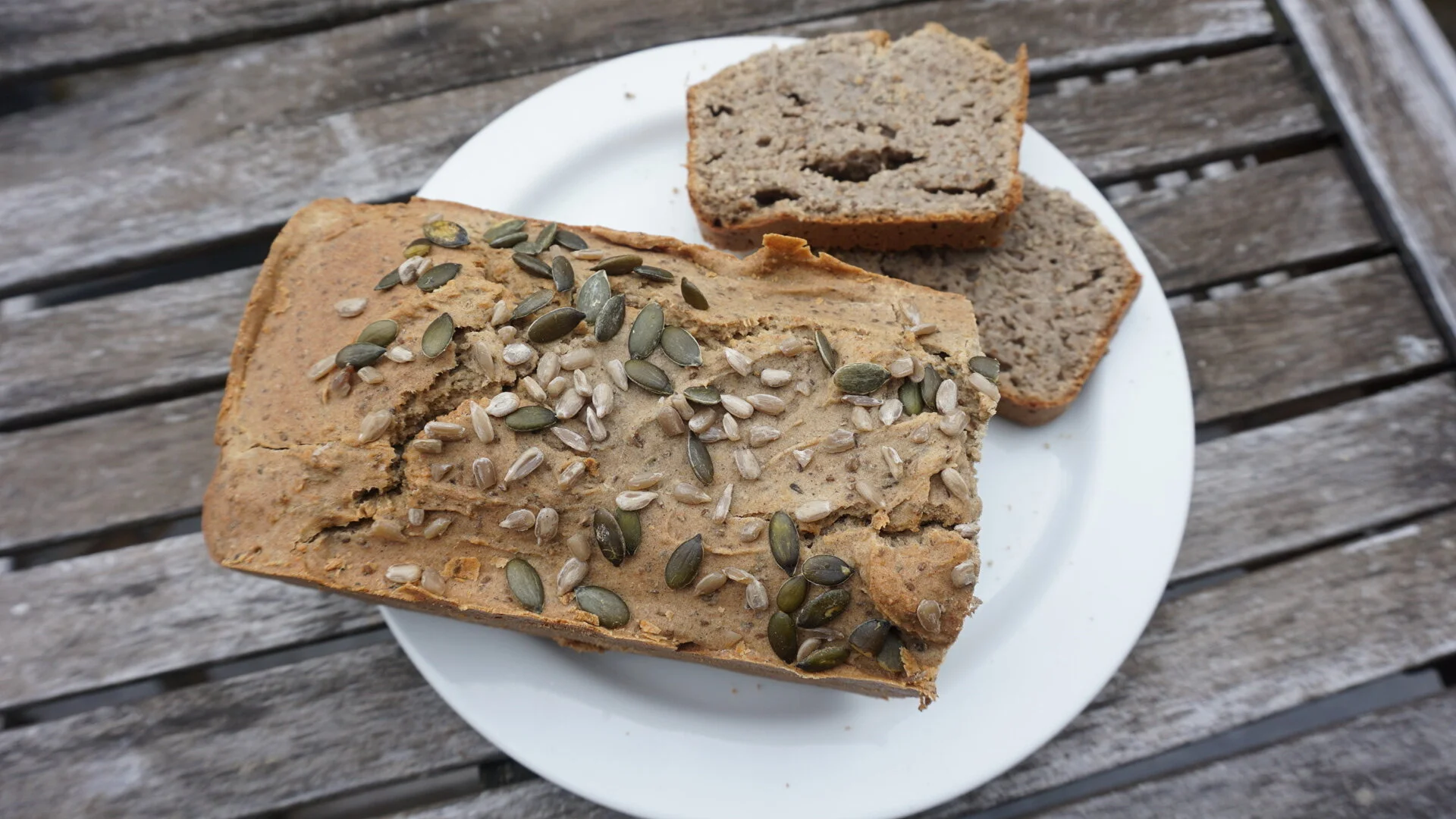 Pain sans gluten vegan aux 4 graines (chia, tournesol, courge et chanvre) • Sans machine ni levain