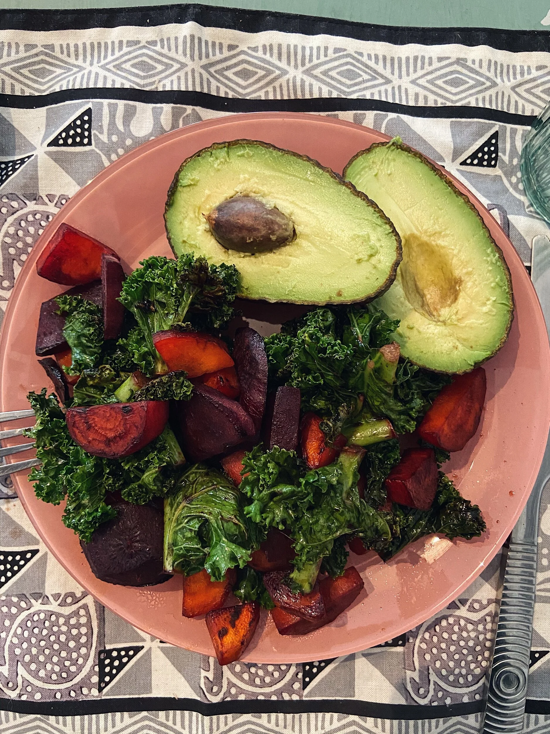 Poêlée d’Hiver Croquante • Kale, Betteraves, Carottes, Avocat • Sauce Tamarin • Vegan &amp; Sans Gluten • Recette Saine &amp; Simple 