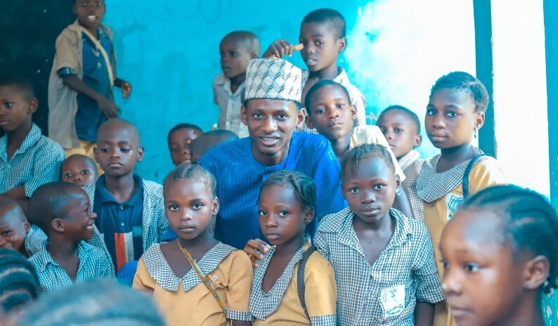 picture of a nigerian volunteer doing school outreach