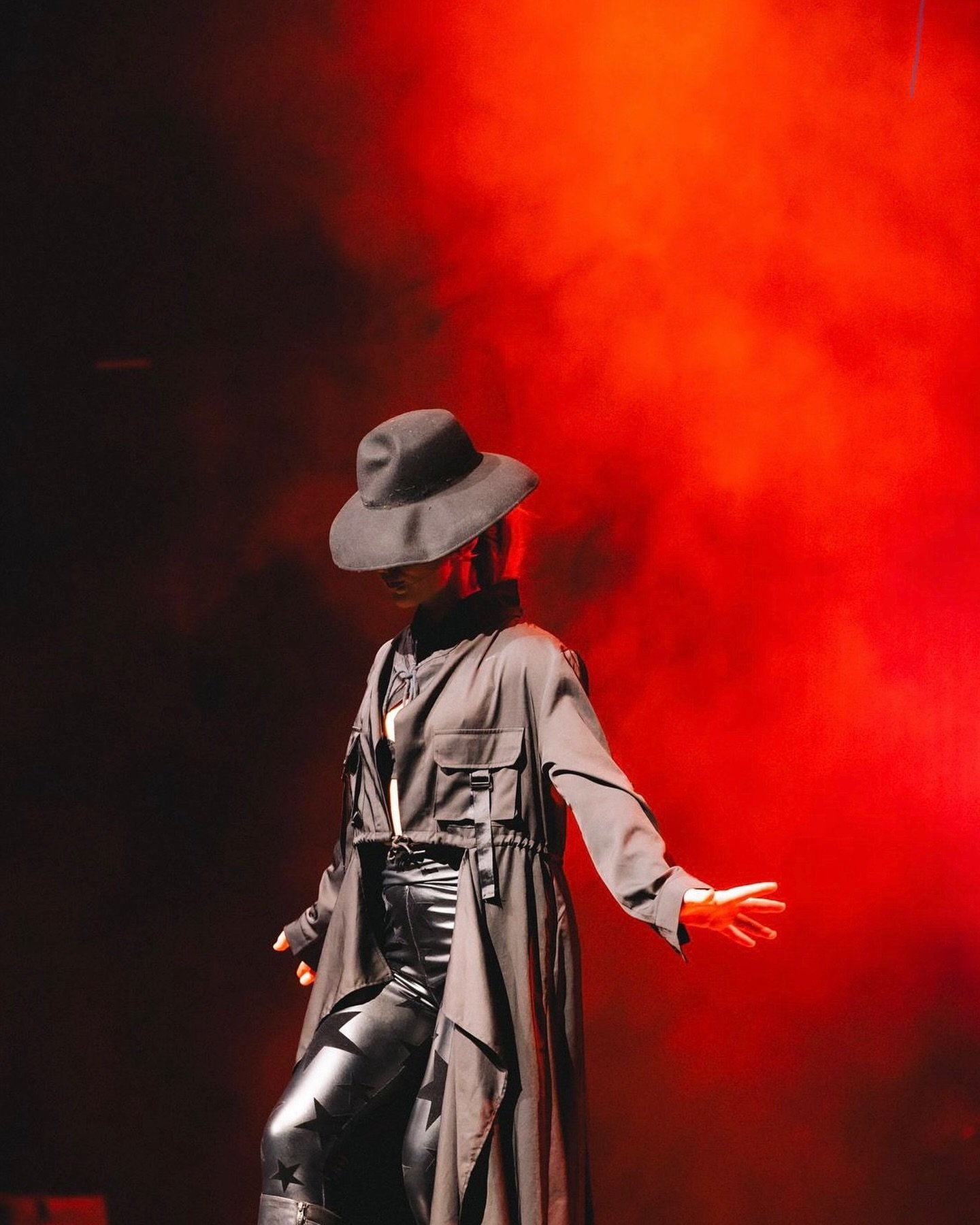 I am The Drama. 😎
.
Could&rsquo;nt decide which pic says it best, so you get to choose 😉. Boot up or down? 

Fantastic captures from my act at the @siegfriedundjoy show in @admiralspalast.berlin by @annwphotos and lighting by @tillowhynot 

Looking