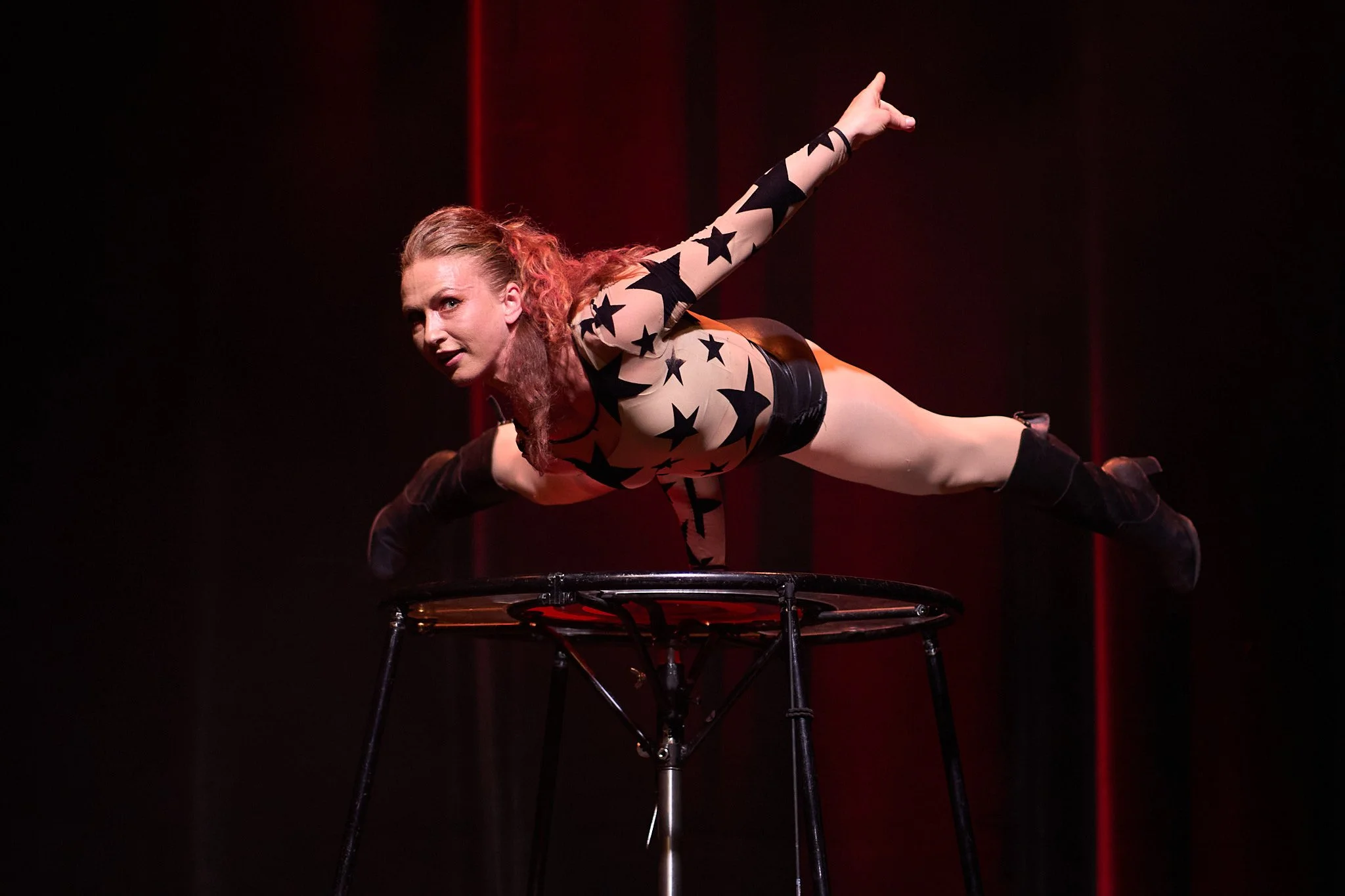 Schlangenfrau Variete Act Sara Twister