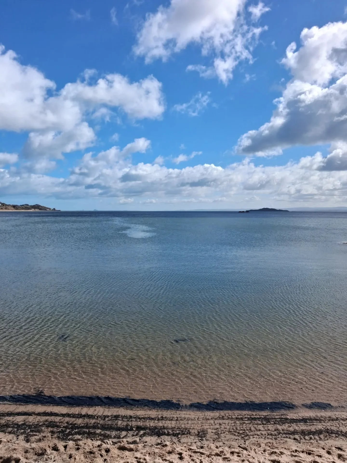 BURNTISLAND &amp; ABERDOUR

I've been a but quite on here this year so far, many bits and bobs happening . . .
However, more recently I enjoyed a lovely trip over the bridge to catch up with @antonia_chiappe 

Exploring new places and enjoying the we