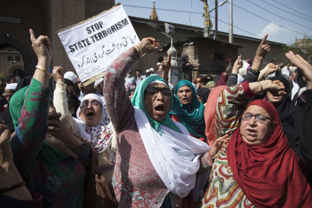 Kashmiri women protest the Indian occupation