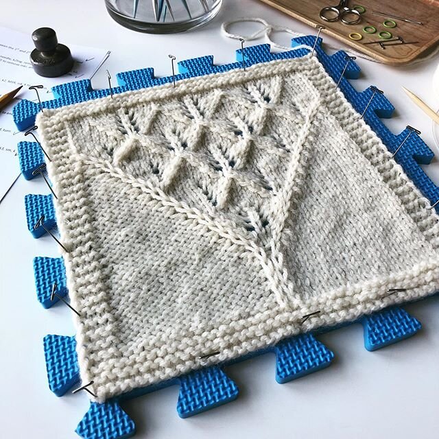 I just finished knitting square #2 of the Traveling Afghan! 😀 This one was a wonderful challenge for me...I haven&rsquo;t worked on lace style knitting in a really long time. 💙 I copied the instructions from @nomadstitches website and printed it ou