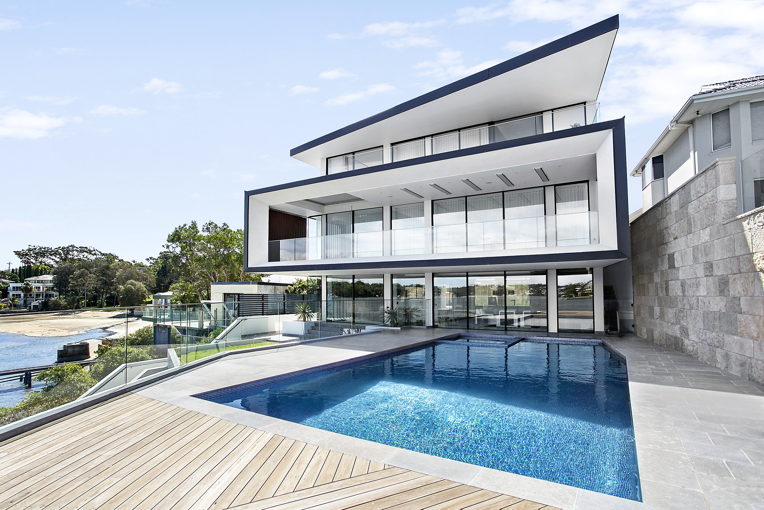 FLOATING HOUSE An impressive waterfront site with expansive views required a design to both compliment and enhance the site’s natural topography. The design concept evolved from the intention of creating a building that would float above the exis