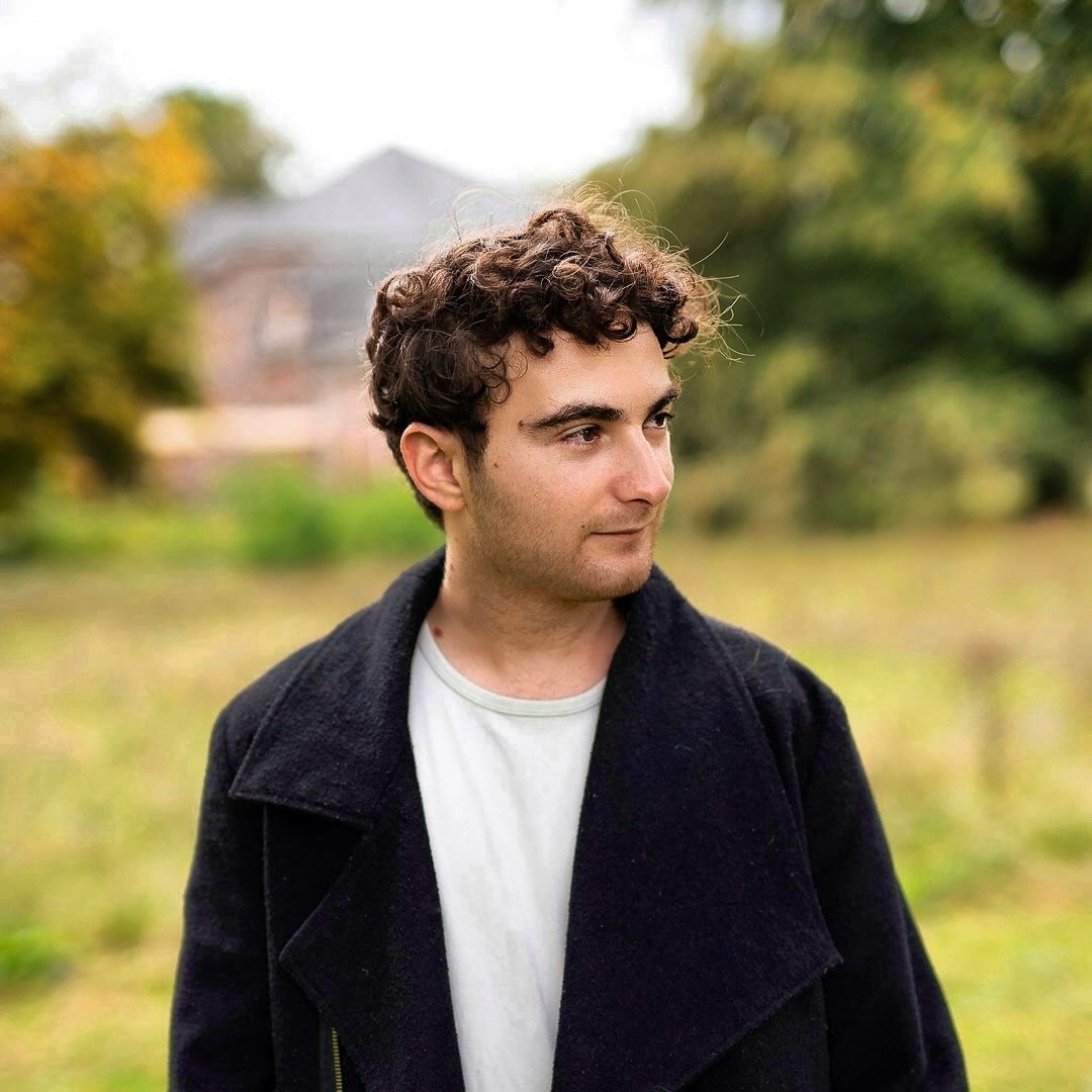 Meet Asher Witkin, KTL&rsquo;s newest piano/voice/guitar instructor. Claim to fame? He performed onstage with Coldplay and Daveed Diggs! 
And&hellip;for over 10 years Asher has taught students of all ages. Asher has a BA in music from Columbia Colleg