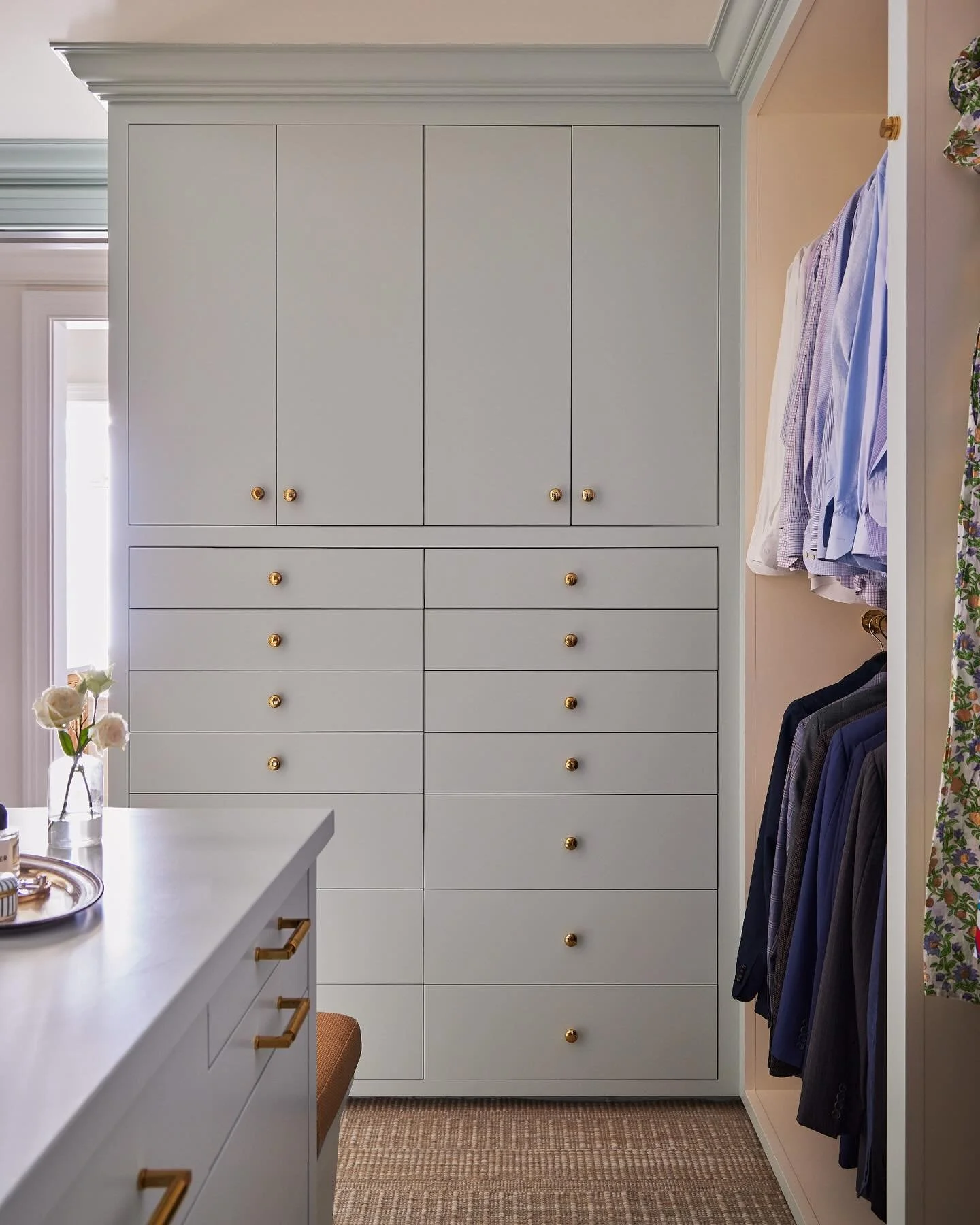 We love a primary closet with personality. A slideshow of a few of our favorite recent walk-ins. Photo: @katesjordan