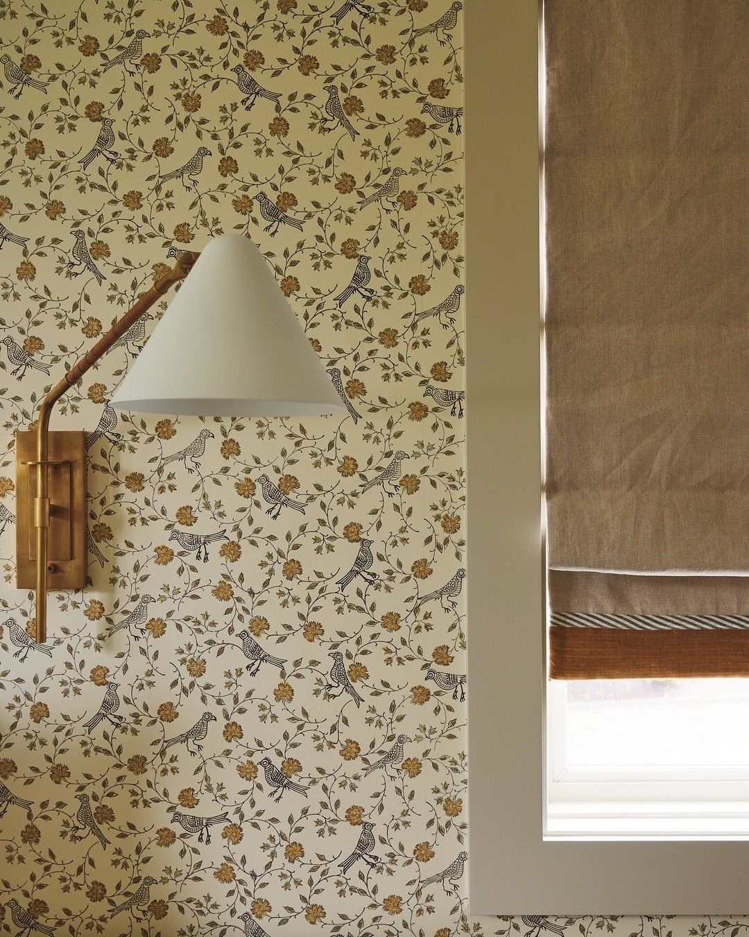 At our #LakeWaramaug project, we allowed ourselves to use more patterns in the bedroom, though stuck to botanical motifs. In this bedroom, Pierre Frey&rsquo;s &lsquo;Bengali&rsquo; wallpaper in &lsquo;Bone&rsquo; creates a rustic, feminine feeling.
⠀