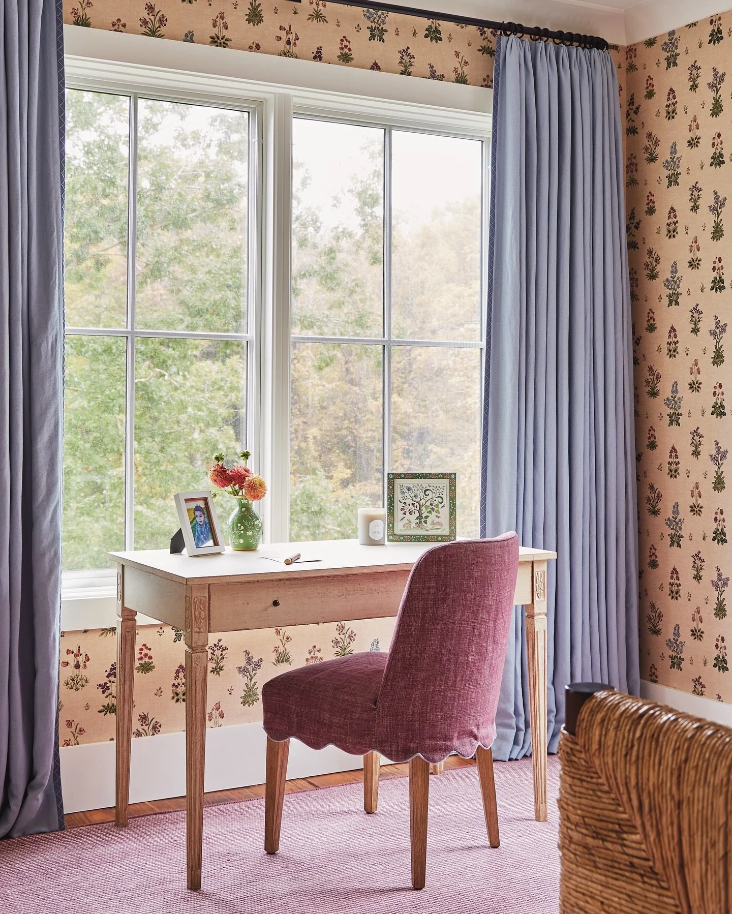 For the daughter&rsquo;s room our #LakeWaramaug project, we opted for a sweet botanical linen fabric on the walls. This one is Lisa Fine&rsquo;s &lsquo;Vita&rsquo; in Natural, which brightens up this bedroom. 
⠀⠀⠀⠀⠀⠀⠀⠀⠀
As featured in @houseandgarden