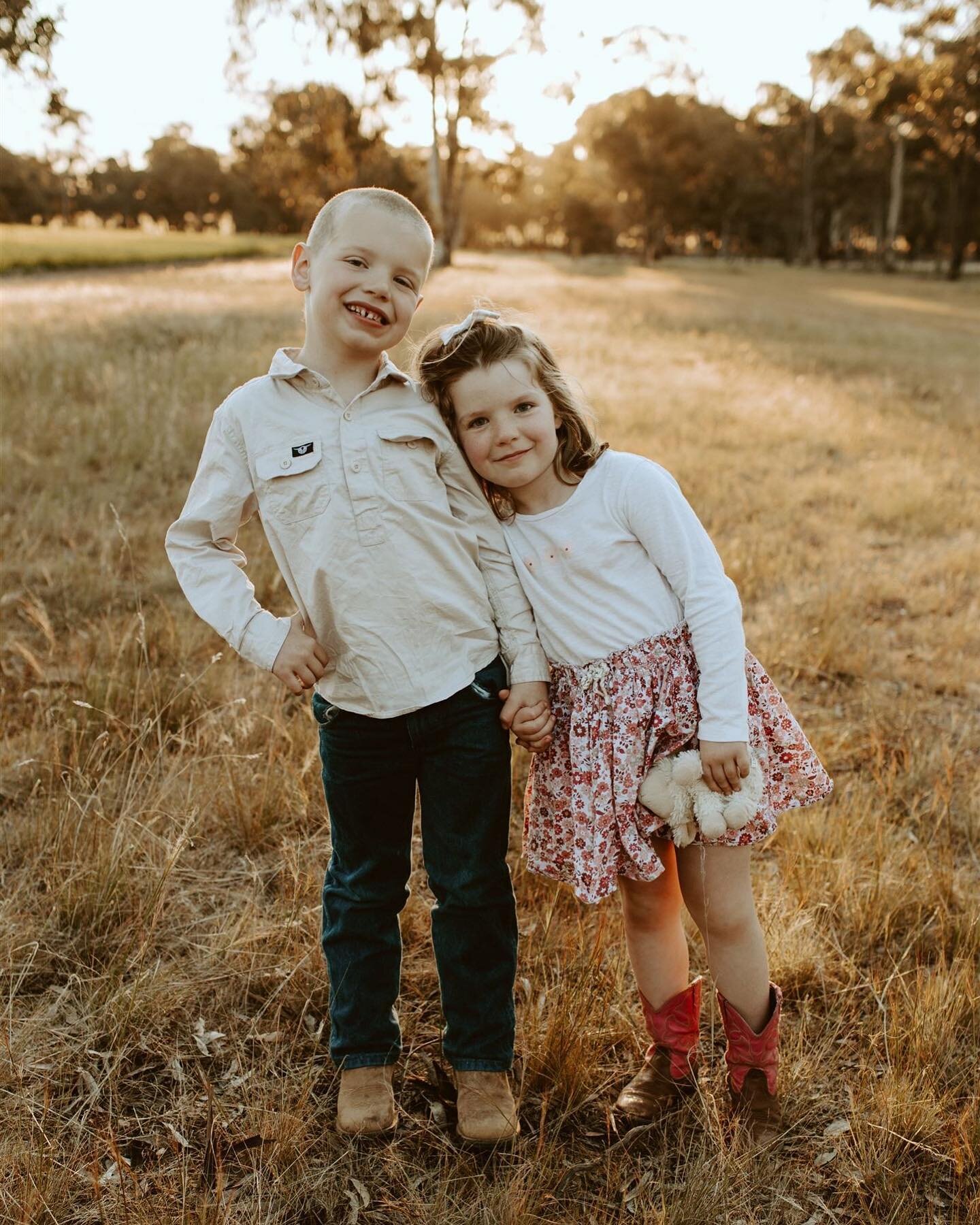 I think we can all agree that I need to get in the habit of sharing some more sessions on here again 😅 Let&rsquo;s start with this beautiful sunset shoot on their family farm 🧡

Having grown up in a rural area myself these kinds of shoots bring me 