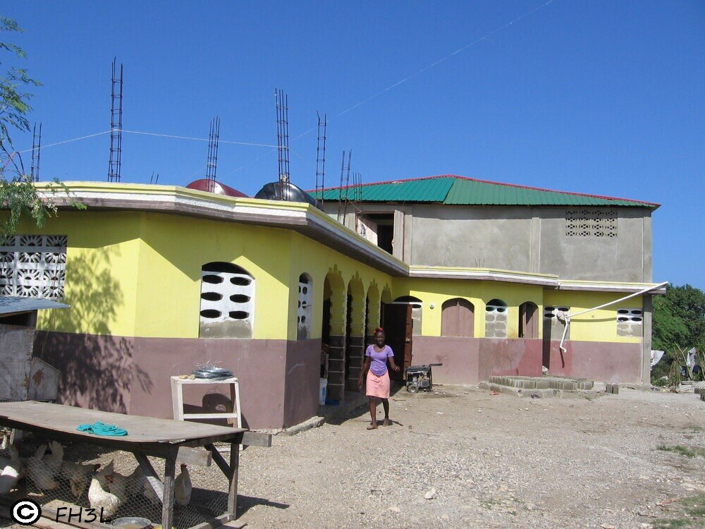 Orphelinat Emmanuel en 2016 avec son toit de tôle au 2e étage