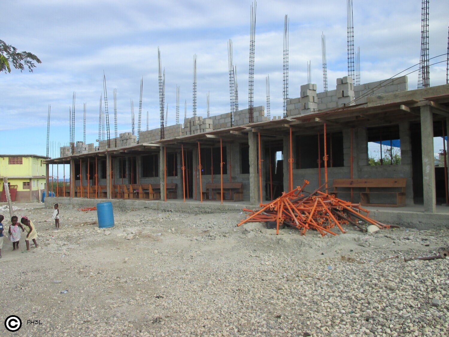 Construction de la nouvelle école en 2017 après le passage de l'ouragan Matthew qui a tout détruit en 2016