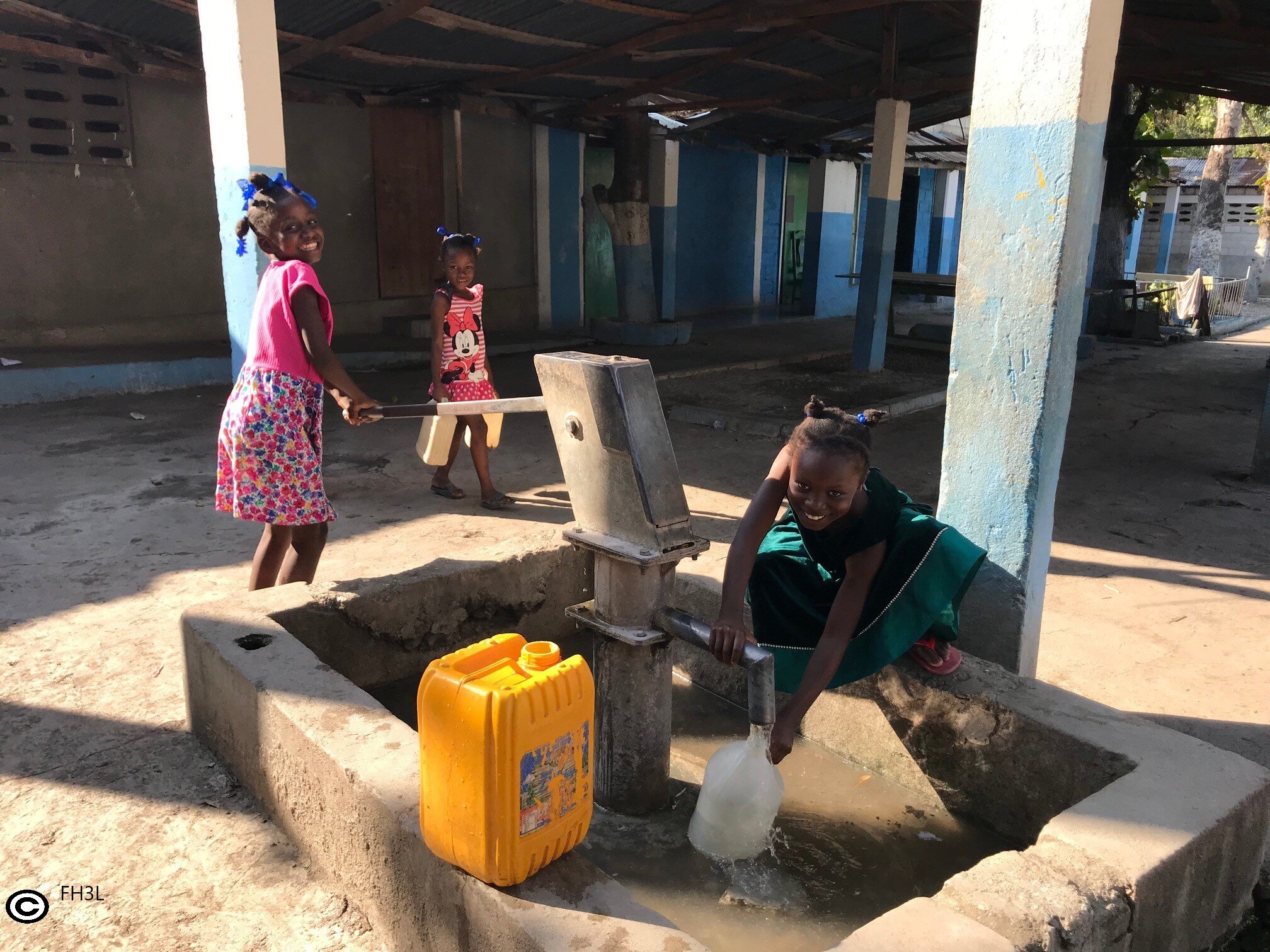 Les enfants puisant l'eau pour les besoins quotidiens.jpeg