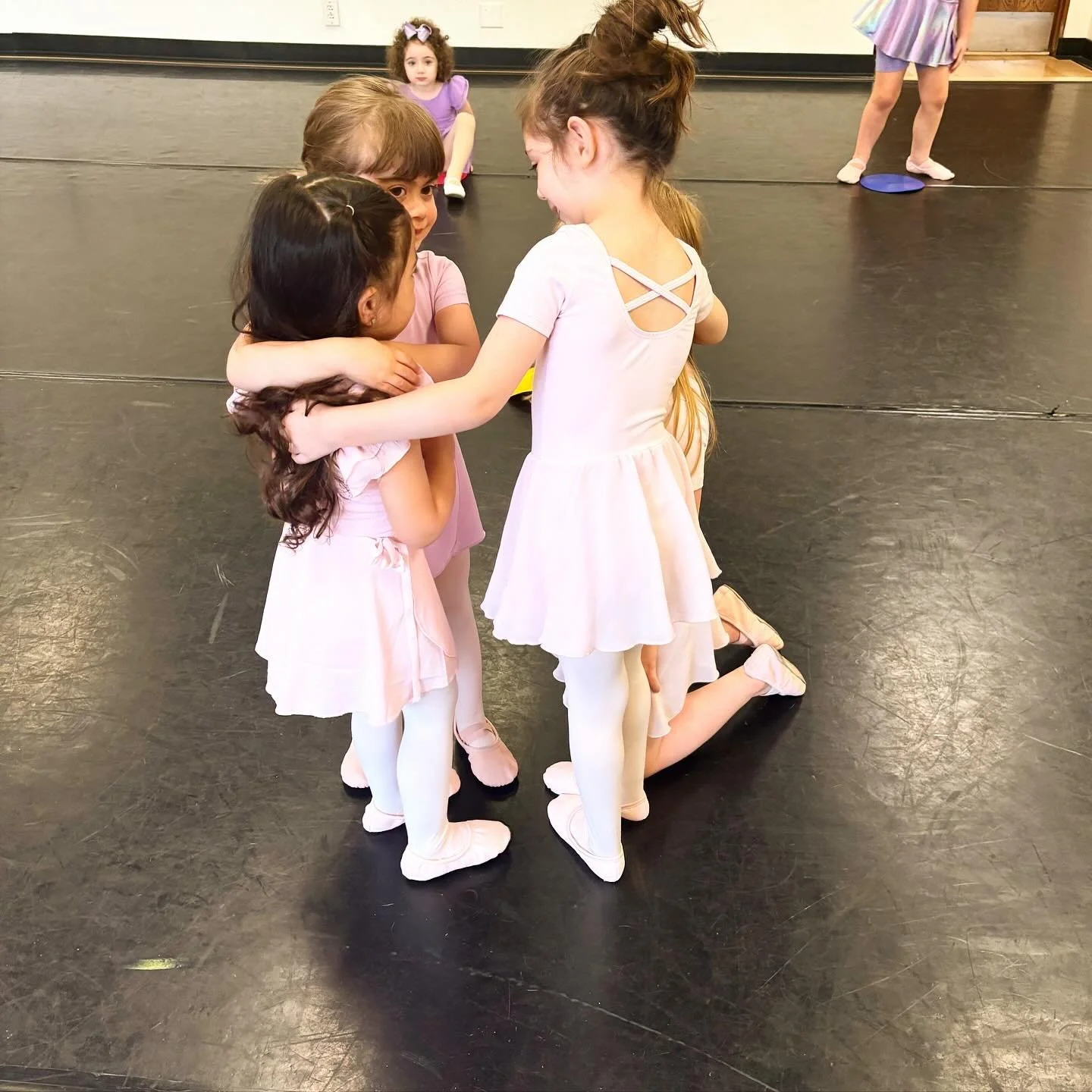 Come join the fam, summer session starts today 🥰
.
.
.
#dance #dancer #dancing #dancestudio #elevedance #danceclasses #kidsclasses #ballet #tap #hiphop #fun #burbank #california #losangeles