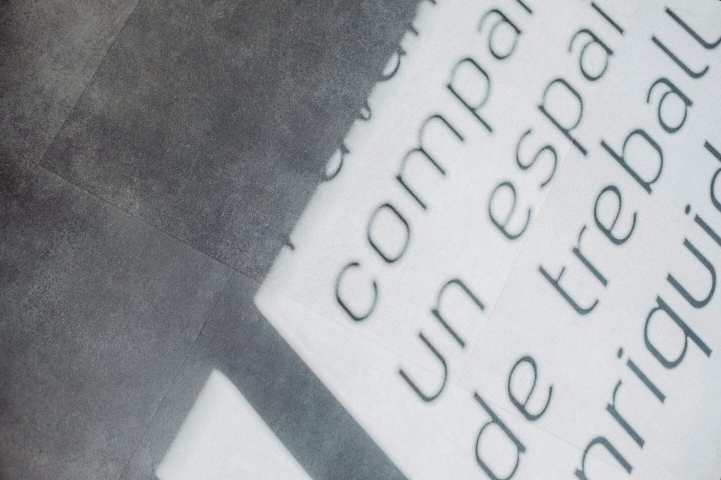 Avui hem trobat a faltar el sol que ens regala aquestes ombres dels vinils dels vidres #coworking #ombres #creativitat #coworkingterrassa #terrassa #somconnec #terrassacentre #parcdesantjordi