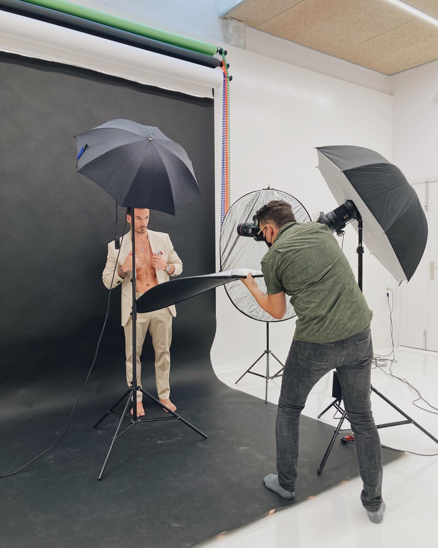 👏🏻👏🏻Avui l&rsquo;estudi de fotos a tingut el plaer de rebre un gran professional de la fotografia de moda @ferranprieto_photographer fotografiant 📸 al model @jonathan_nievass  i maquillatge 💆🏻de @makebynuria 

#makingof #photoshooting #fotogra