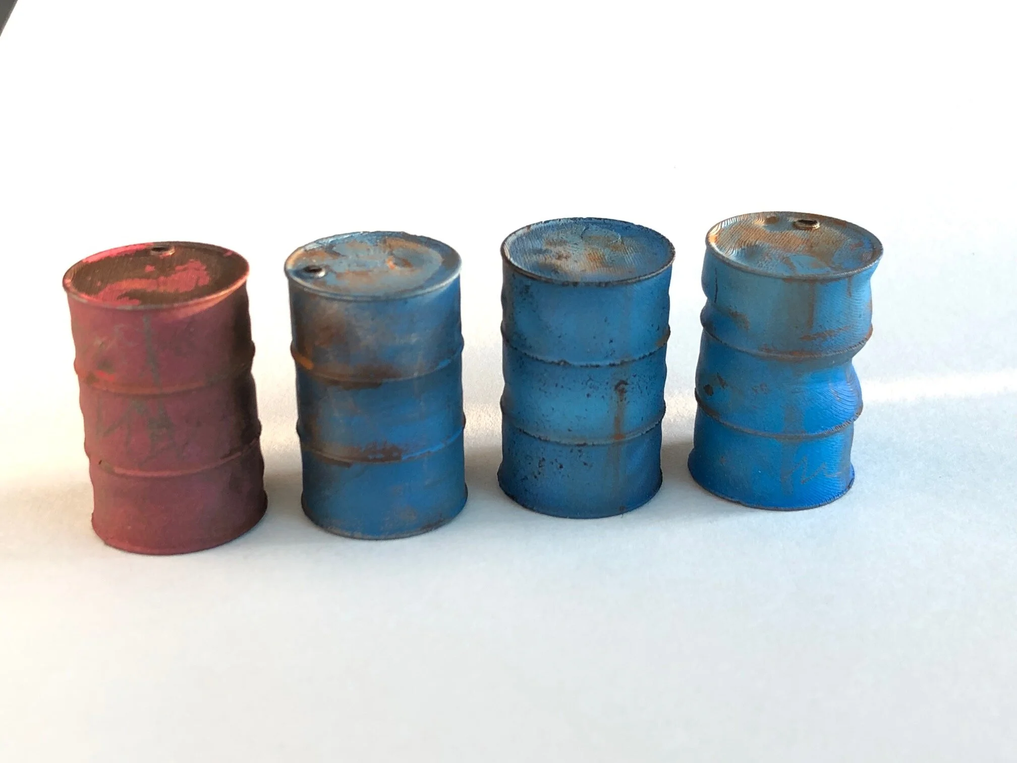 4x Slightly Dented Oil Barrels (1:32)