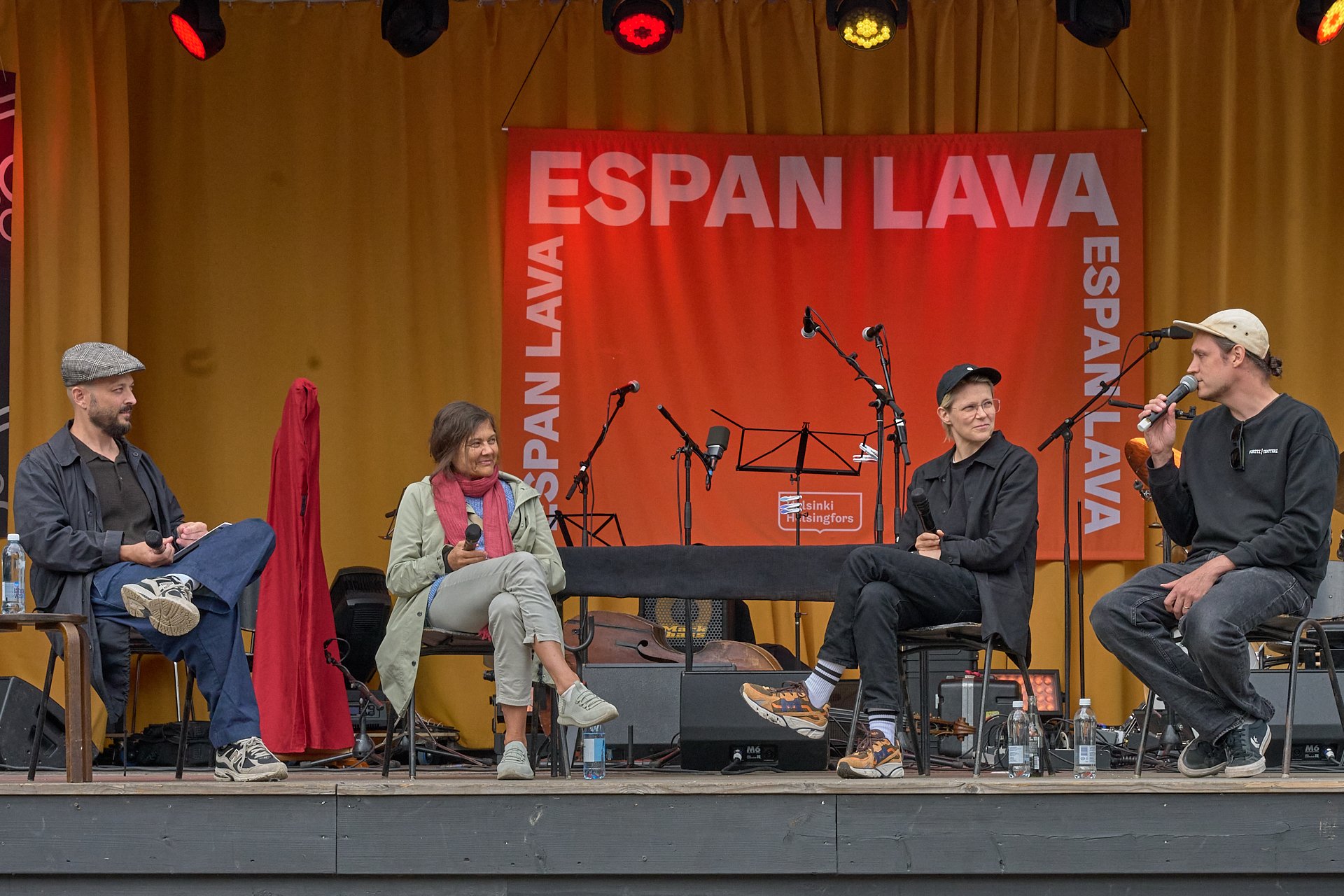 Jazz ja rauha -paneelikeskustelussa 27.7. Espan lavalla Kim Ramstedt, Heli Reimann, Linda Fredriksson ja Joakim Berghäll. Kuva: Sakari Puhakka.