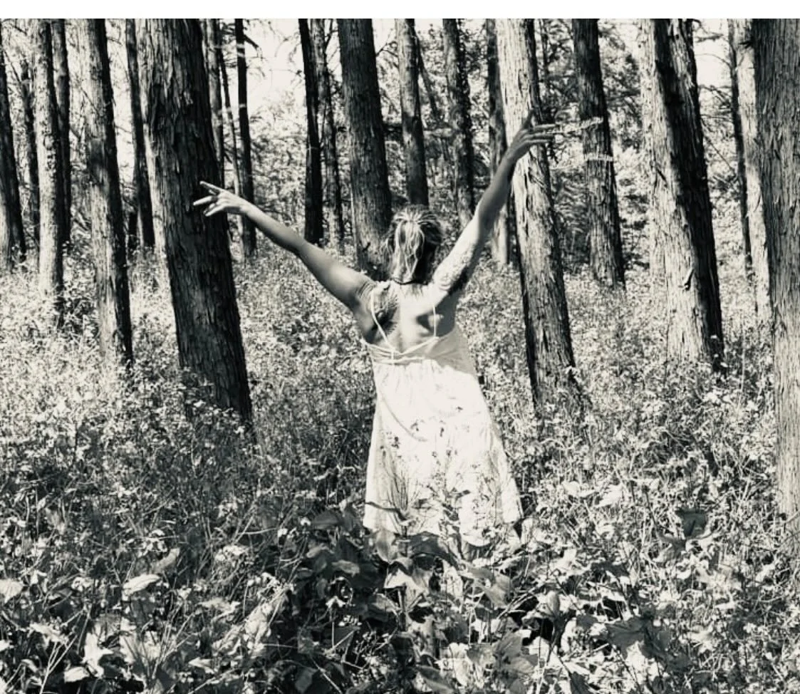 At lytte og tage beslutninger fra hjertet har f&aring;et et klassisk ry om at v&aelig;re hippie, naivt, svagt, barnligt, sm&aring;-dumt og skr&oslash;beligt. 
Men det er pr&aelig;cis det modsatte. Det er pisse modigt! Sindssygt badass! Og Smukt auten