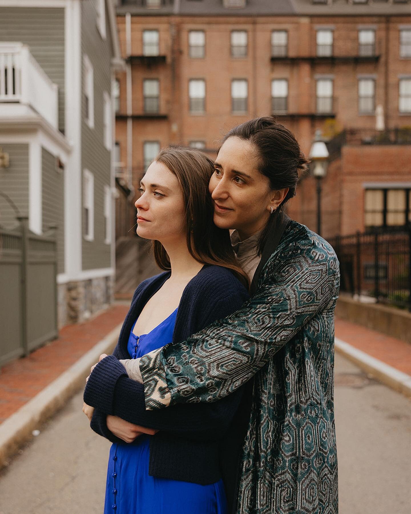 Let&rsquo;s talk about things that are bold! 1️⃣ Anika and Olivia&rsquo;s matching blues and 2️⃣ Anika kissing Olivia less than an hour into meeting her! 🥰😘 Sometimes you just know 🤷🏻&zwj;♀️