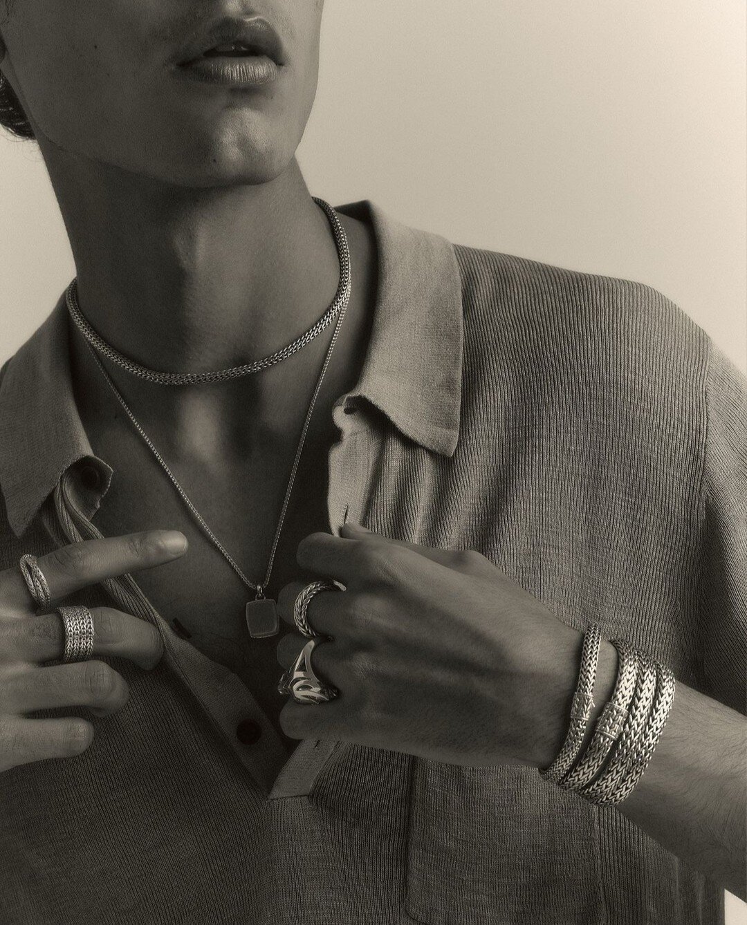 It's all about layers.

Icon Bracelets in reclaimed Sterling Silver.
Naga Ring, Rata Ring, Kama Ring in reclaimed Sterling Silver.
Icon Necklace in reclaimed Sterling Silver.

#JOHNHARDY
#Jewellery