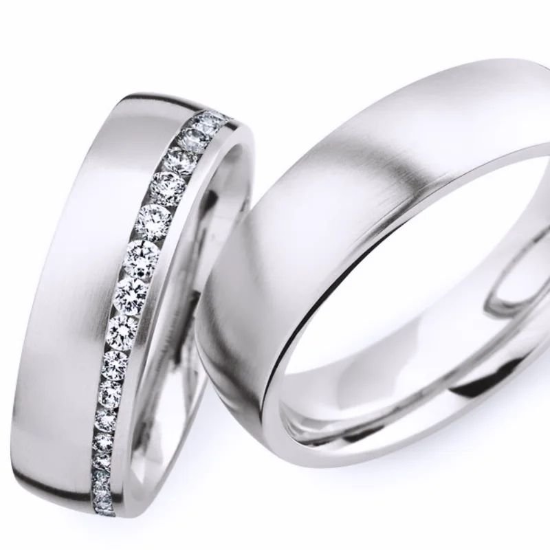 Beinahe schwebend verlaufen die funkelnden Diamanten um den Ring herum, w&auml;hrend das matte Platin den perfekten Kontrast schafft.

marrying.de I theatinerstra&szlig;e 32

#trauringe #trauringem&uuml;nchen #eheringe #eheringem&uuml;nchen #hochzeit