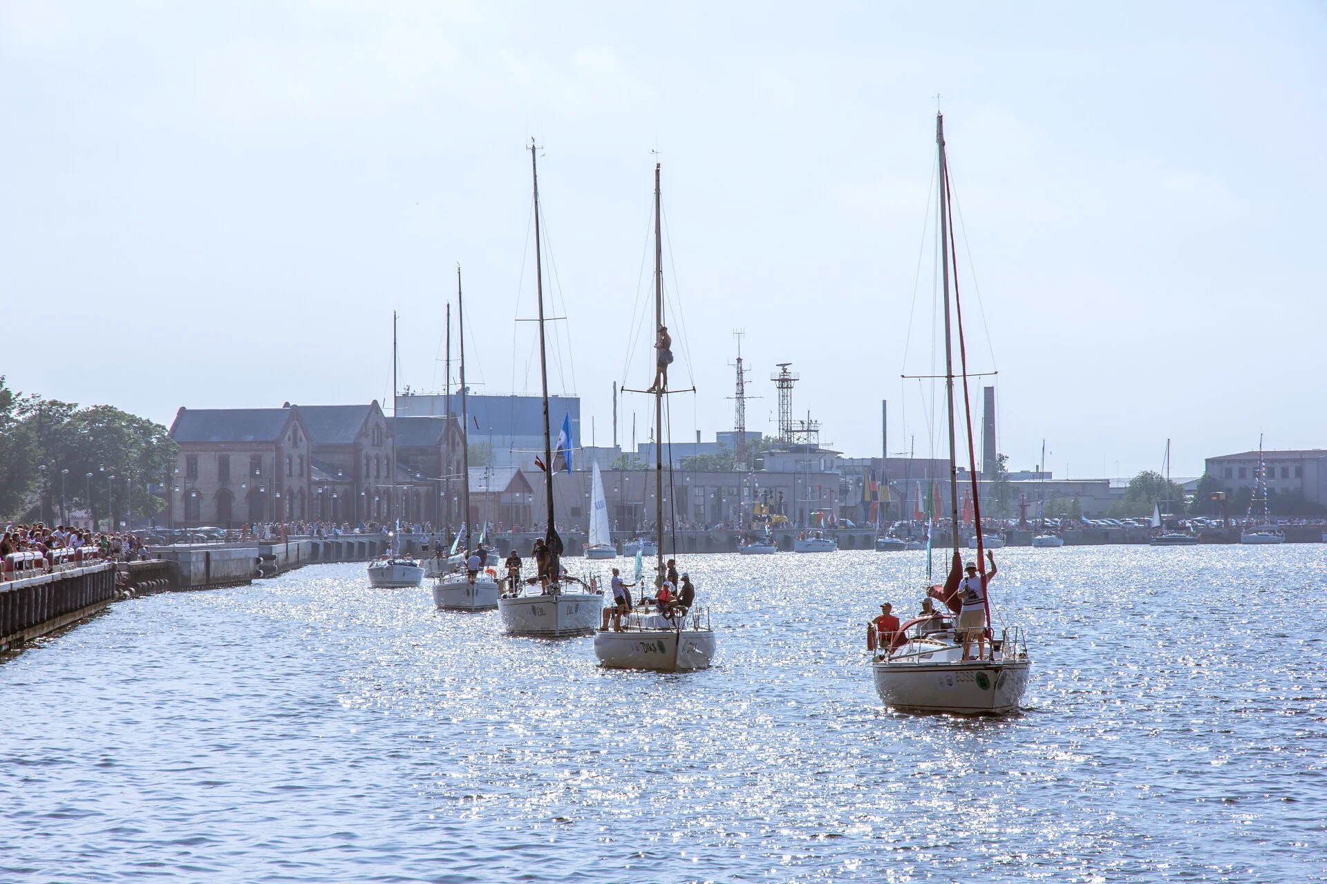 Noslēgusies pirmā "Gulf of Riga Regatta 2020" sacensību diena, laureātu vidū divas Latvijas komandas. Vētras dēļ sacensību maršrutā ir veiktas izmaiņas.