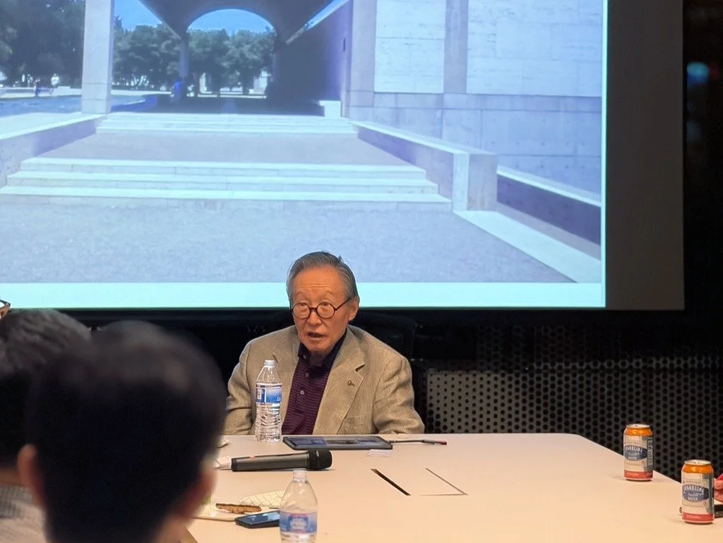 지난주 목요일, BASO Lighting(@baso_lighting) 쇼룸에서 열린 KAANY 강연에서는 김종성 건축가님을 다시 한 번 모실 수 있어 큰 영광이었습니다.

이번 강연에서는 Louis Kahn의 건축 작품 세계를 주제로, 그의 건축 언어와 존재론적 공간에 대한 깊이 있는 해석을 들을 수 있었습니다.

김종성 건축가님은 대한민국 현대 건축의 선구자로, 단순한 형태 속에 깊은 사유를 담아내는 건축을 실천해 오셨습니다. 작년에도 같은 