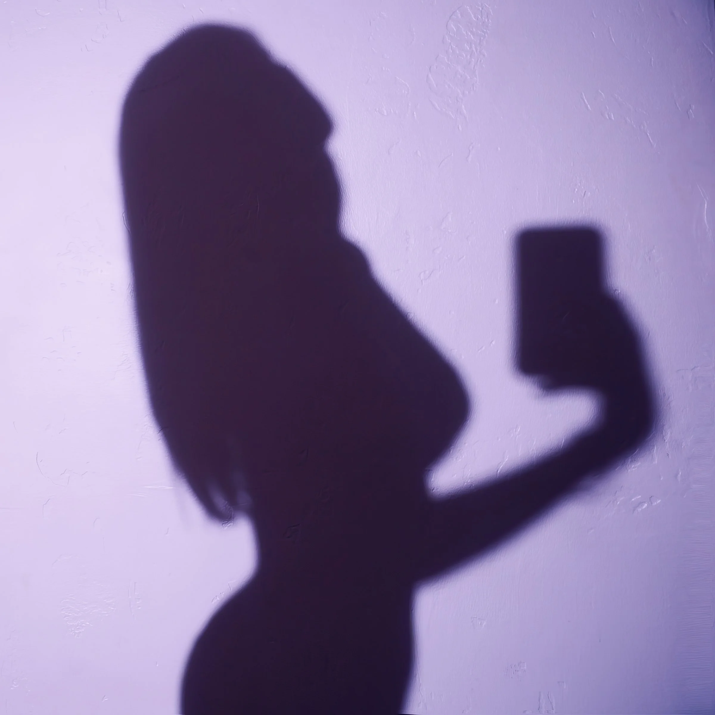 Alt-rock powerhouse LØLØ, releases her new single "me with no shirt on"