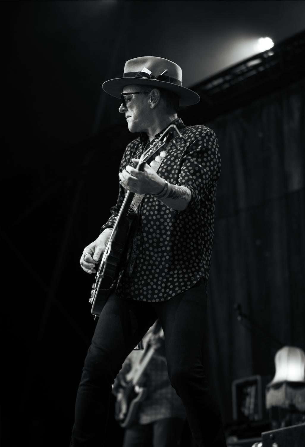 Kiefer Sutherland shares new single "Goodbye California"