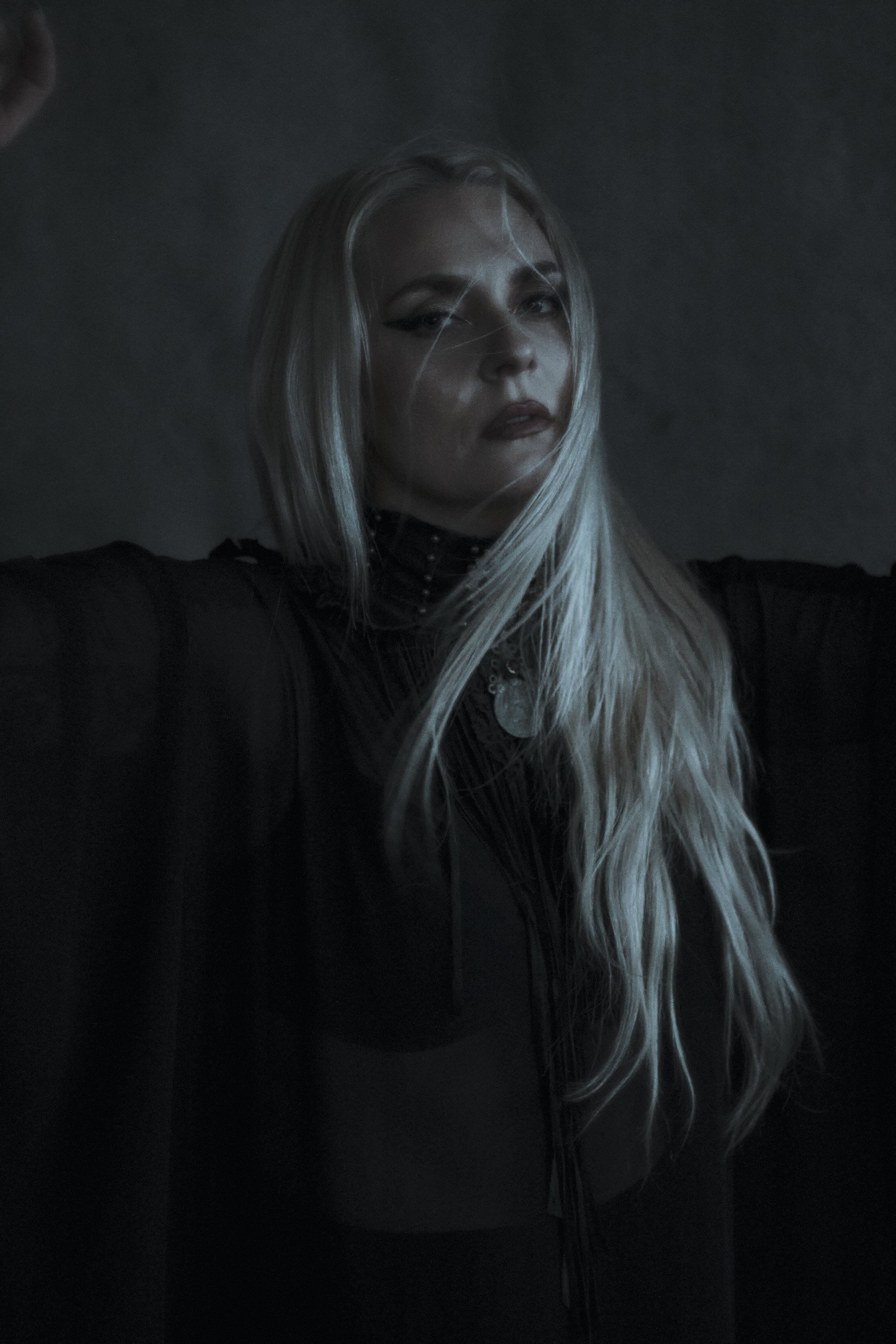 Eivør releases new single "Verjugarðar / Walls"