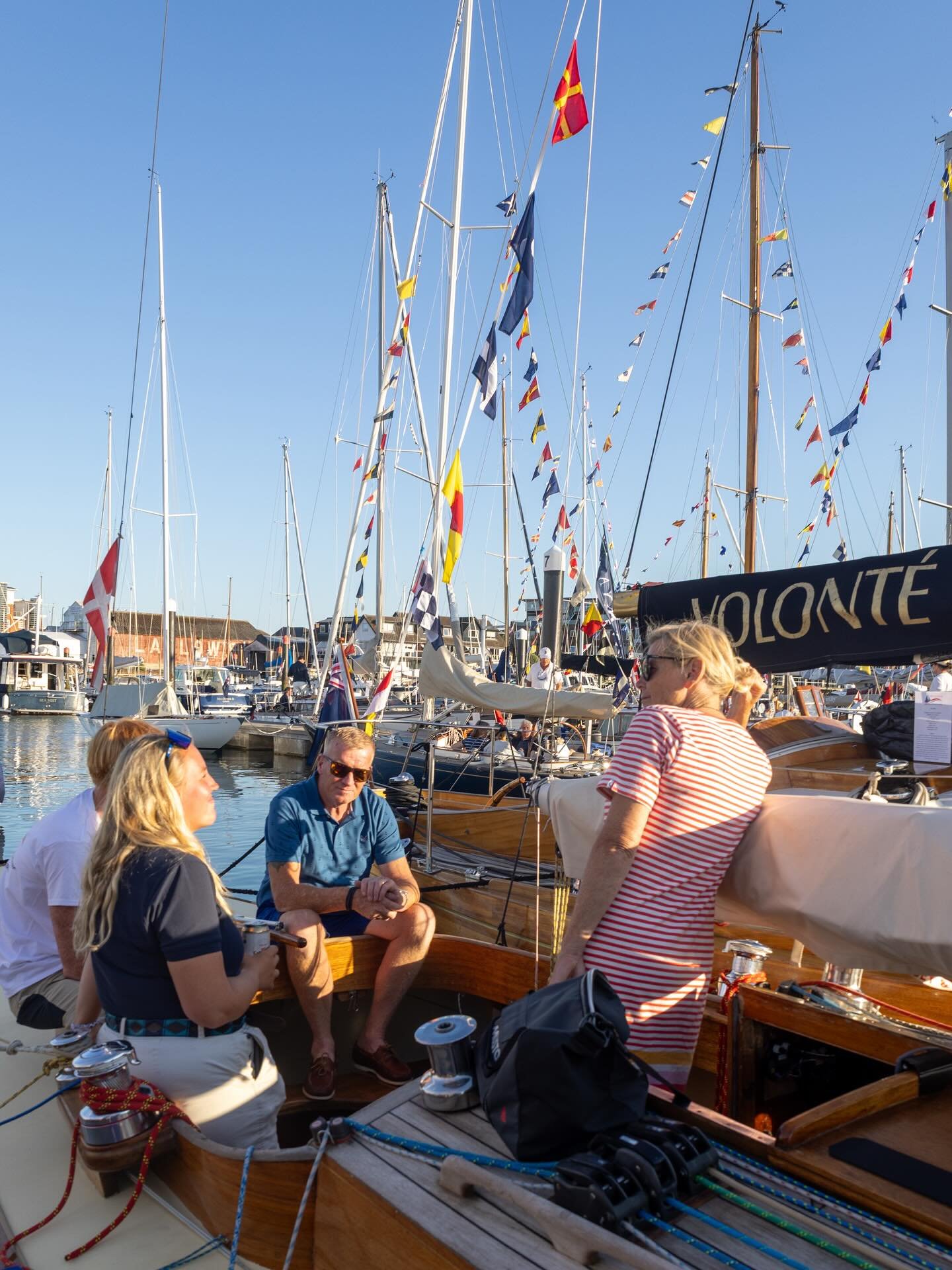 Gorgeous photos capturing the essence of dockside life at British Classic Week&hellip; 😍

Whilst the epic racing draws in a fleet of beautiful yachts to the regatta every summer, it&rsquo;s the camaraderie ashore and the love of classic boats that m