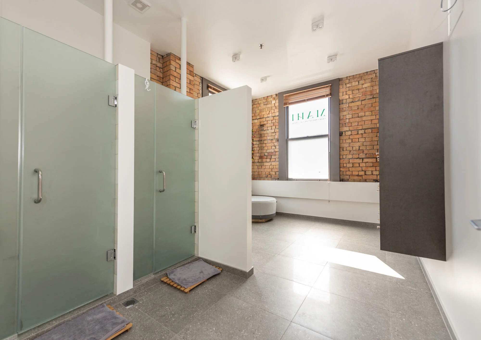 Women's Changing Room – Showers